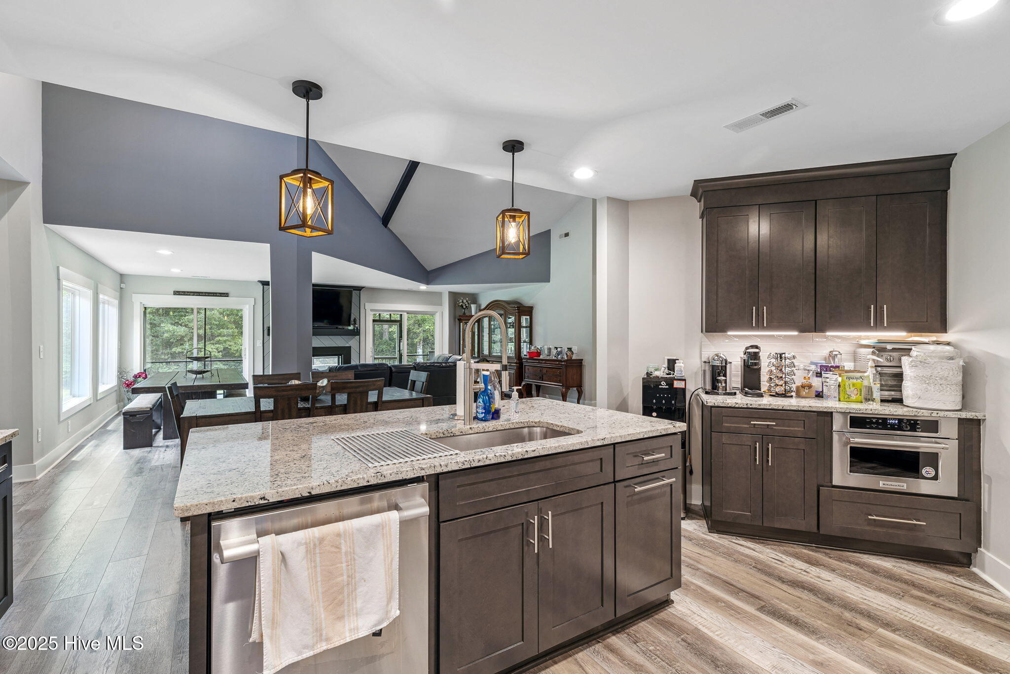 100520398 | Photo 16