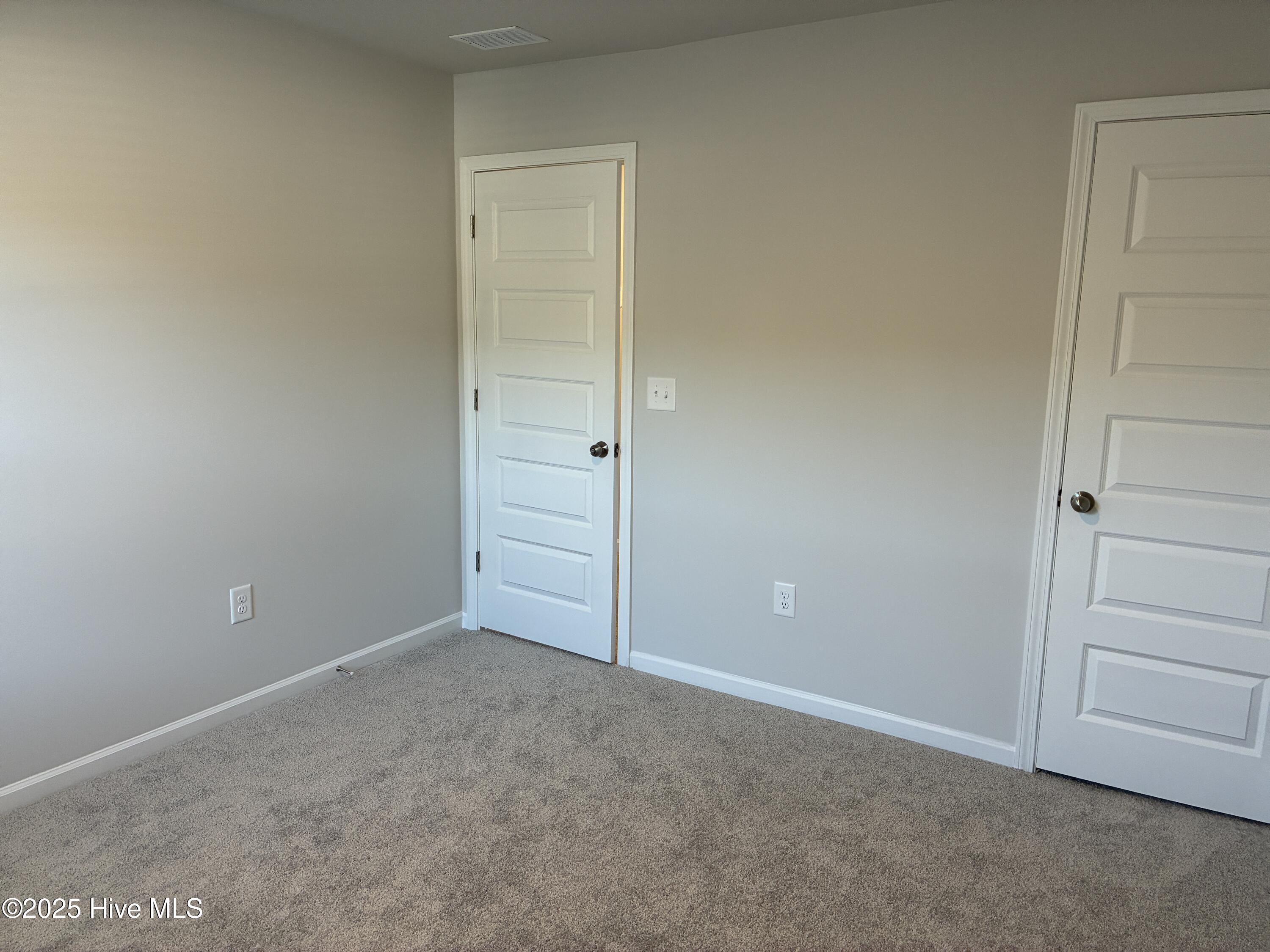 100569016 | Photo 43