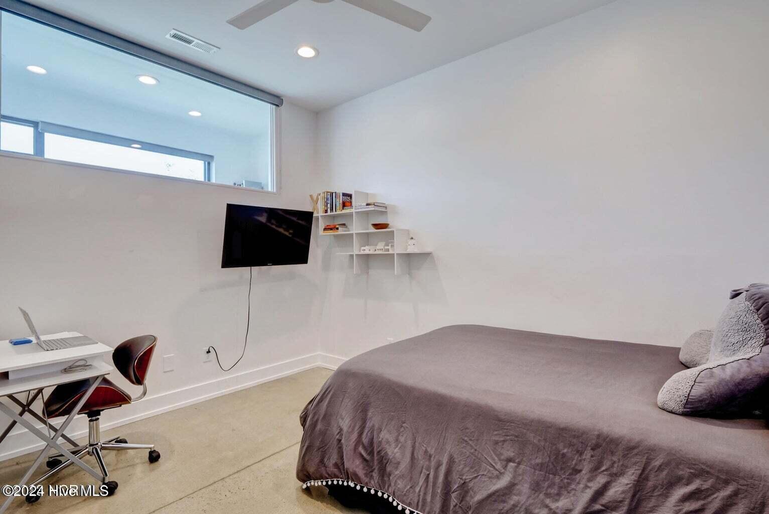 100548668 | Photo 23