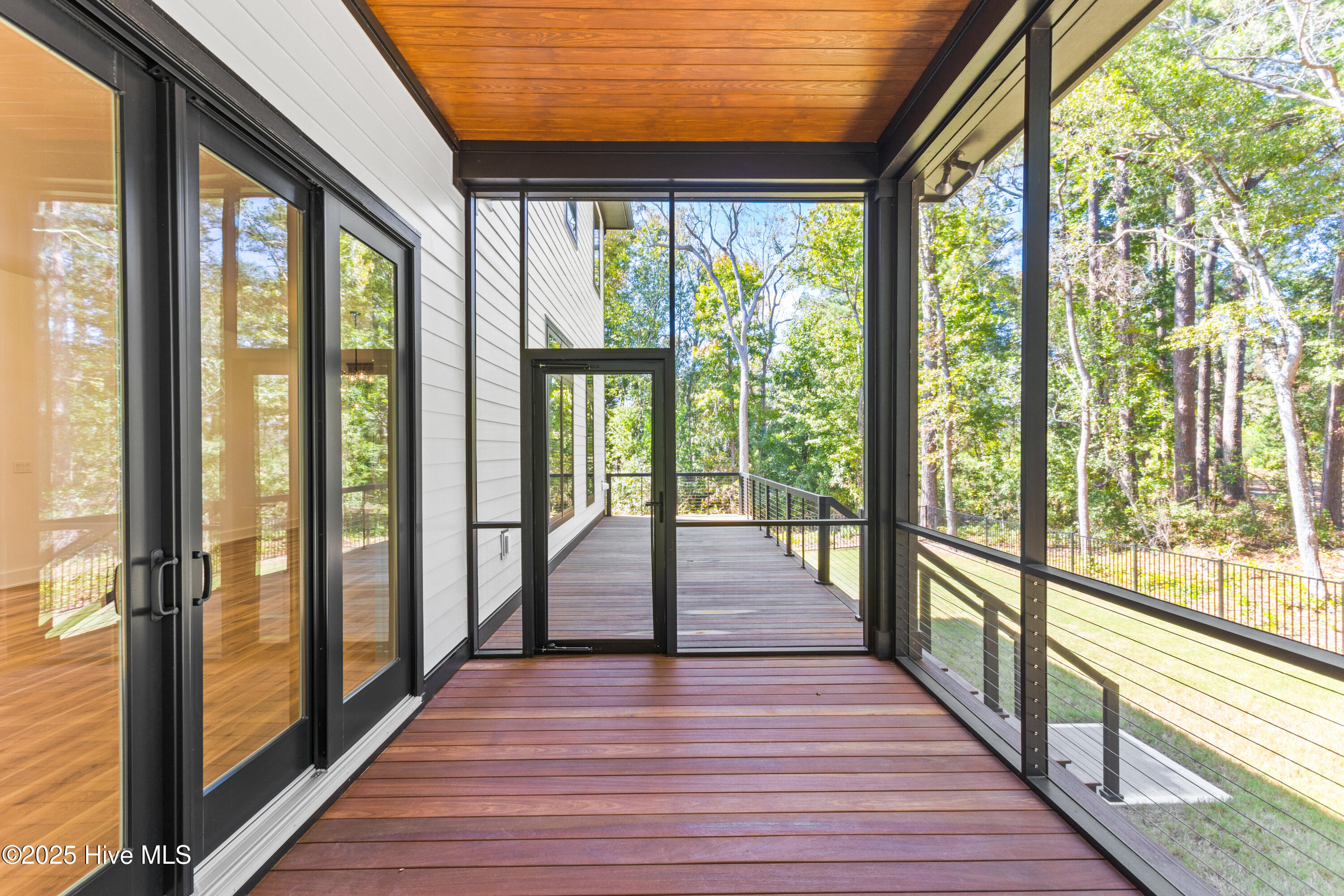 100535066 | Photo 42