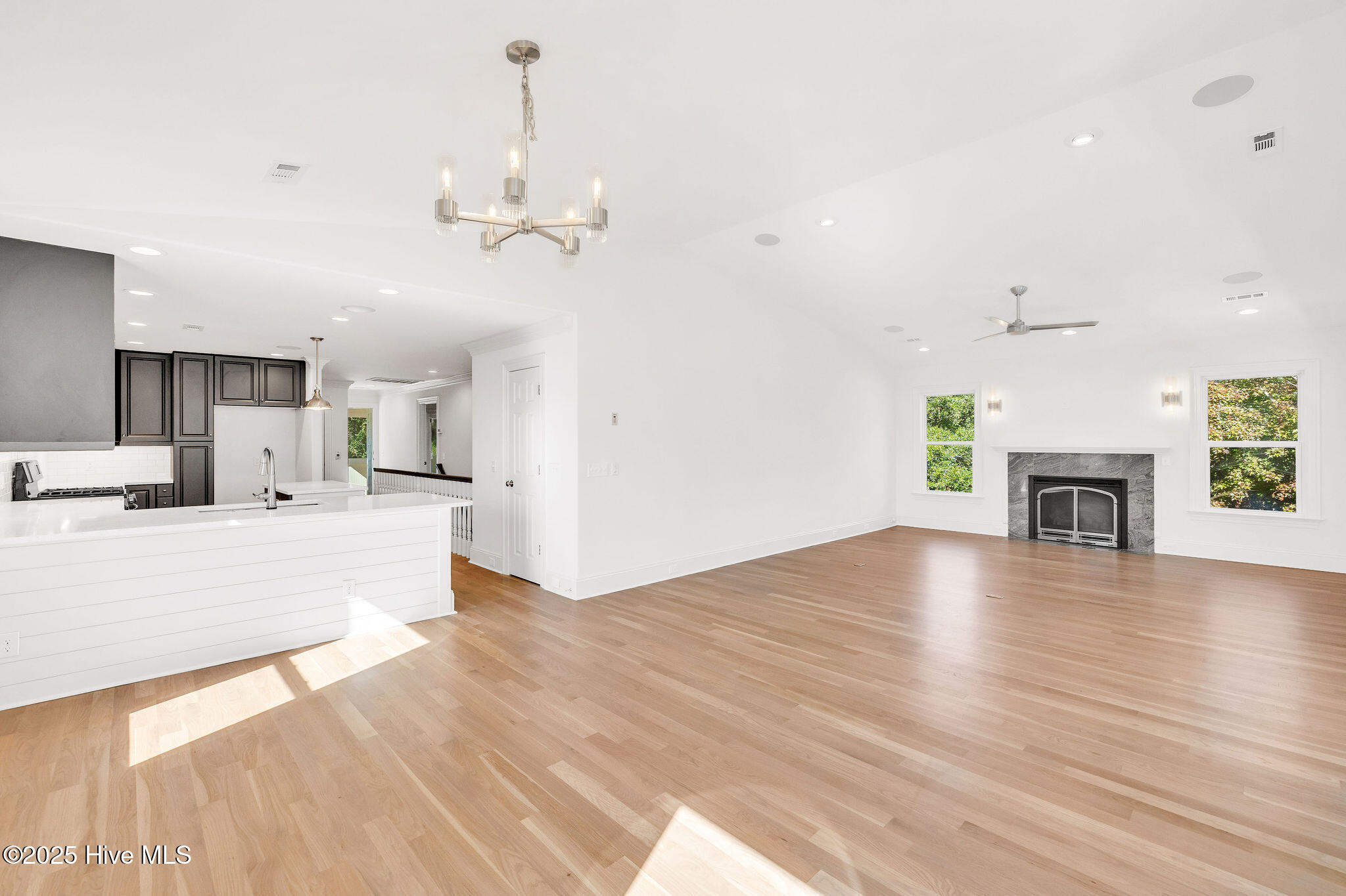 100540097 | Photo 25