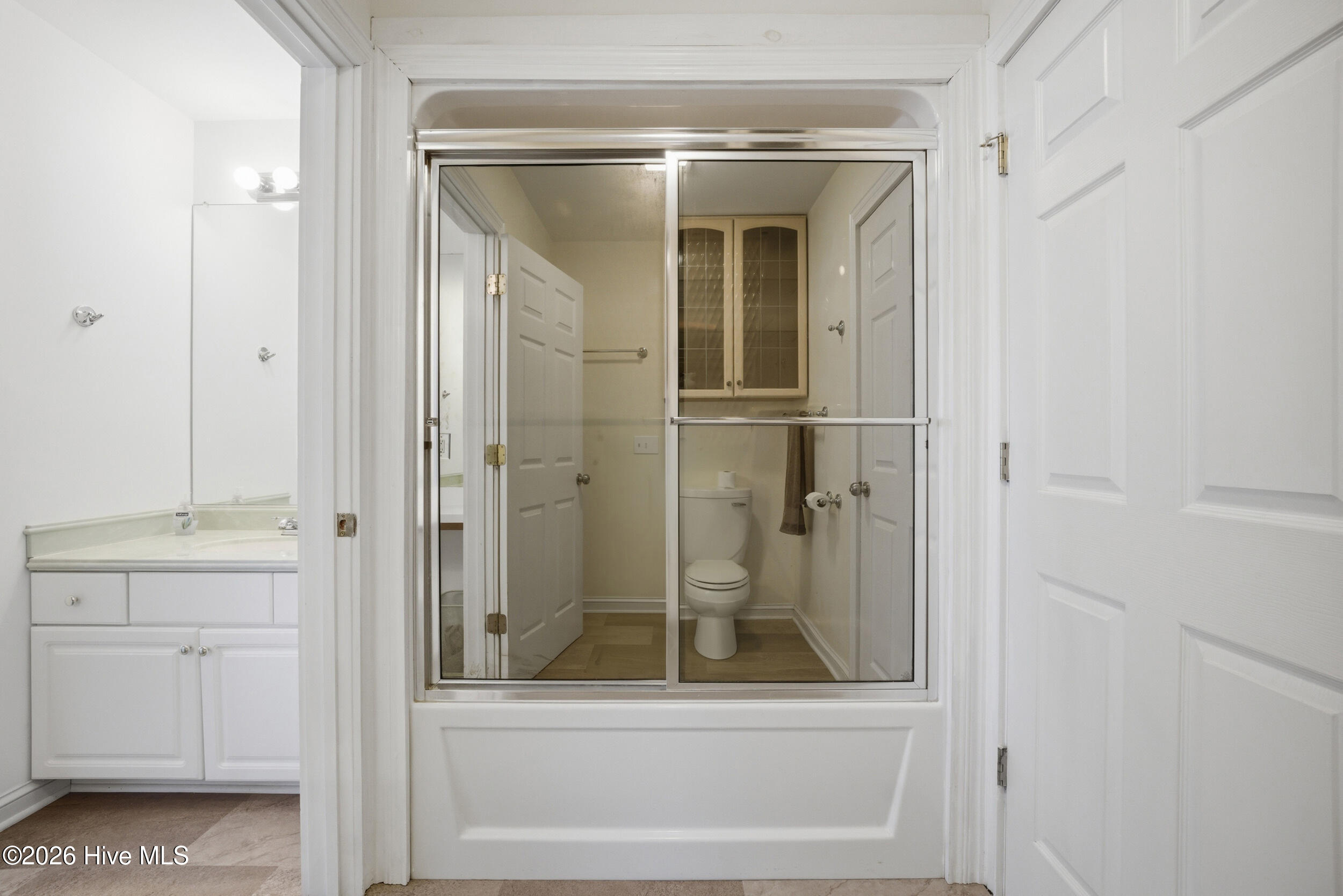 Jack & Jill bath between 3 & 4