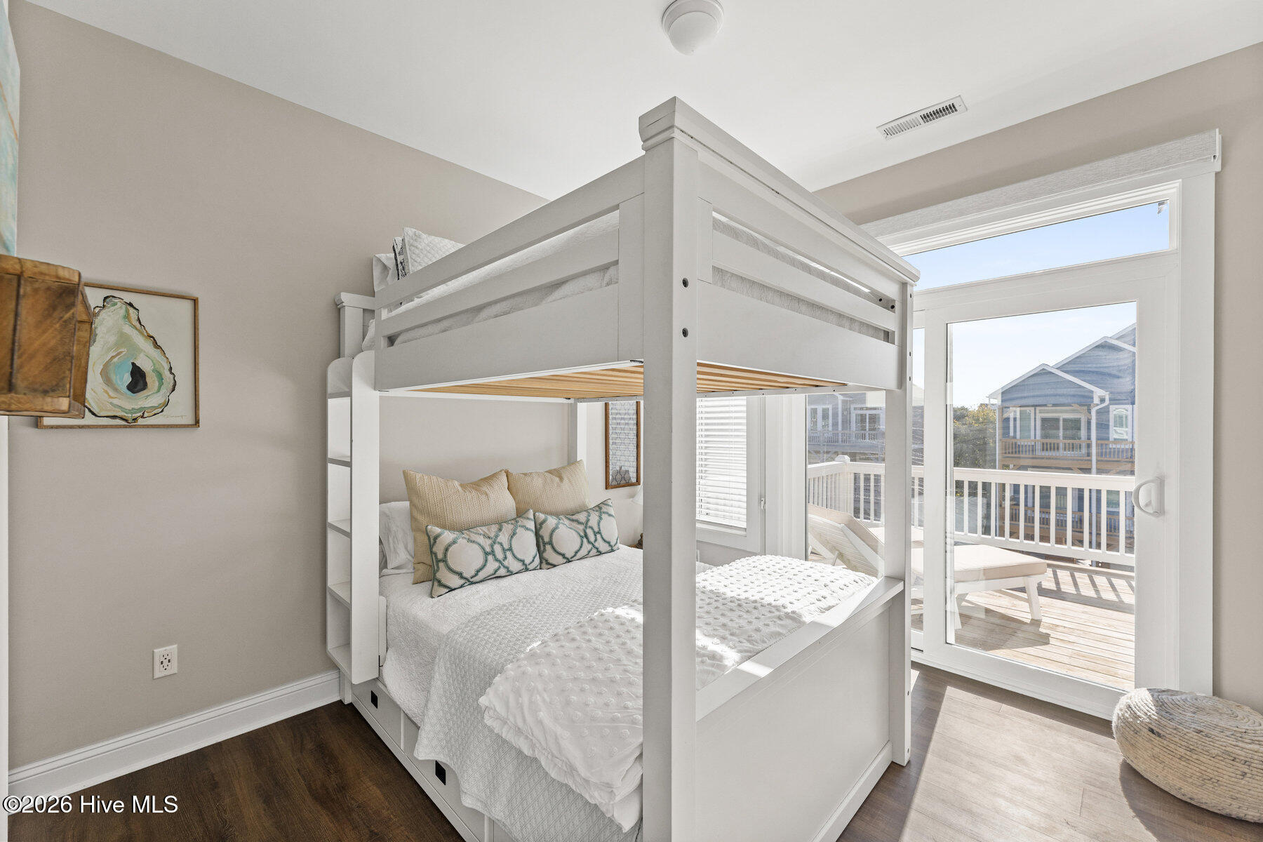 100555892 | Photo 32