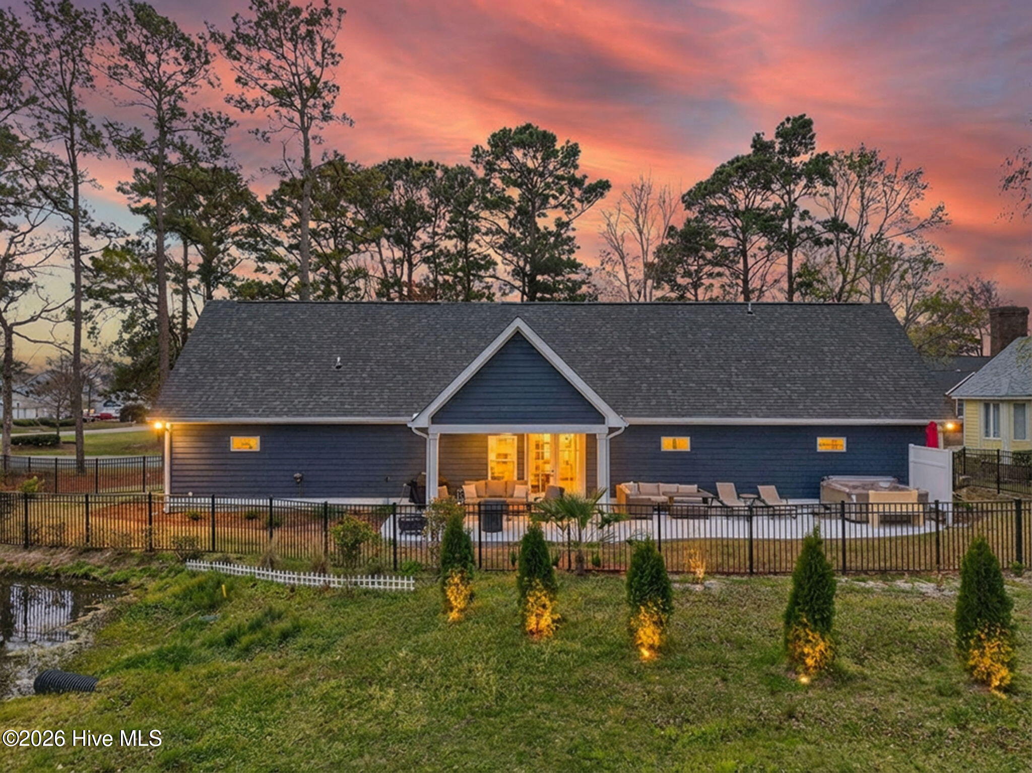 100563194 | Photo 51