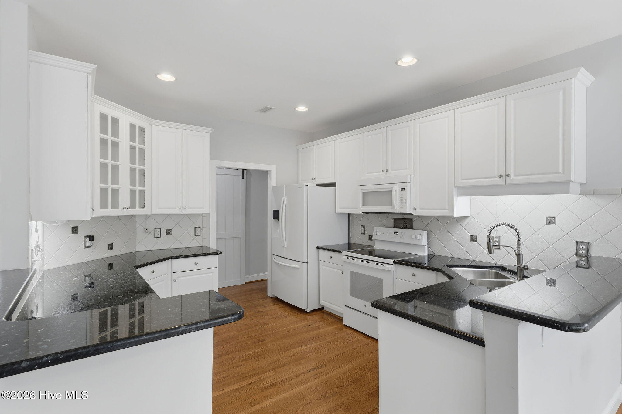 100560858 | Photo 15