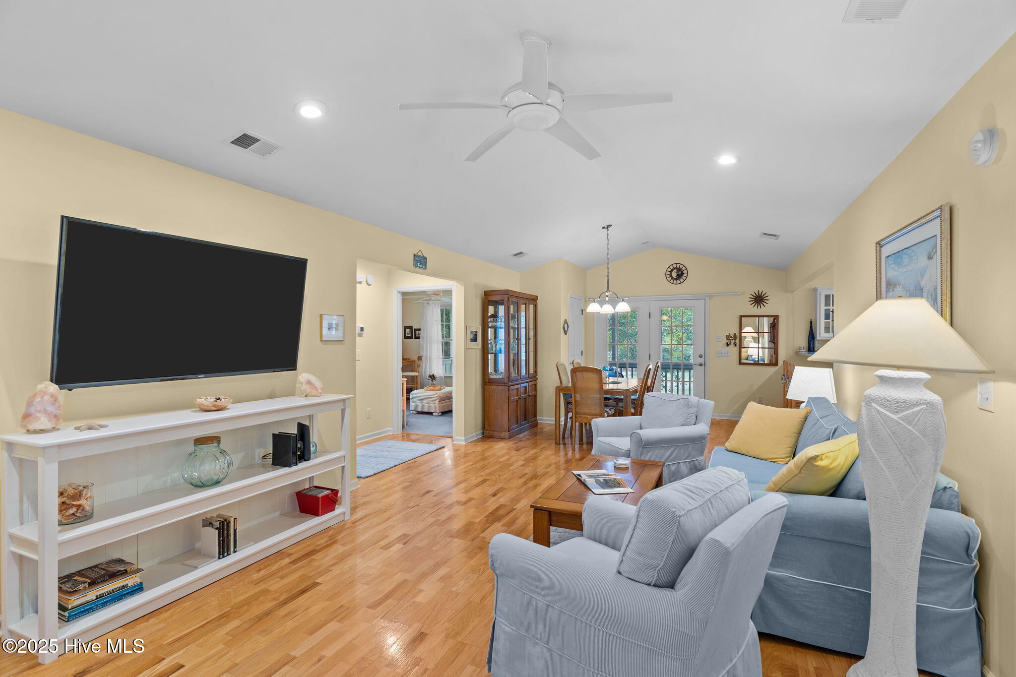 100521042 | Photo 20