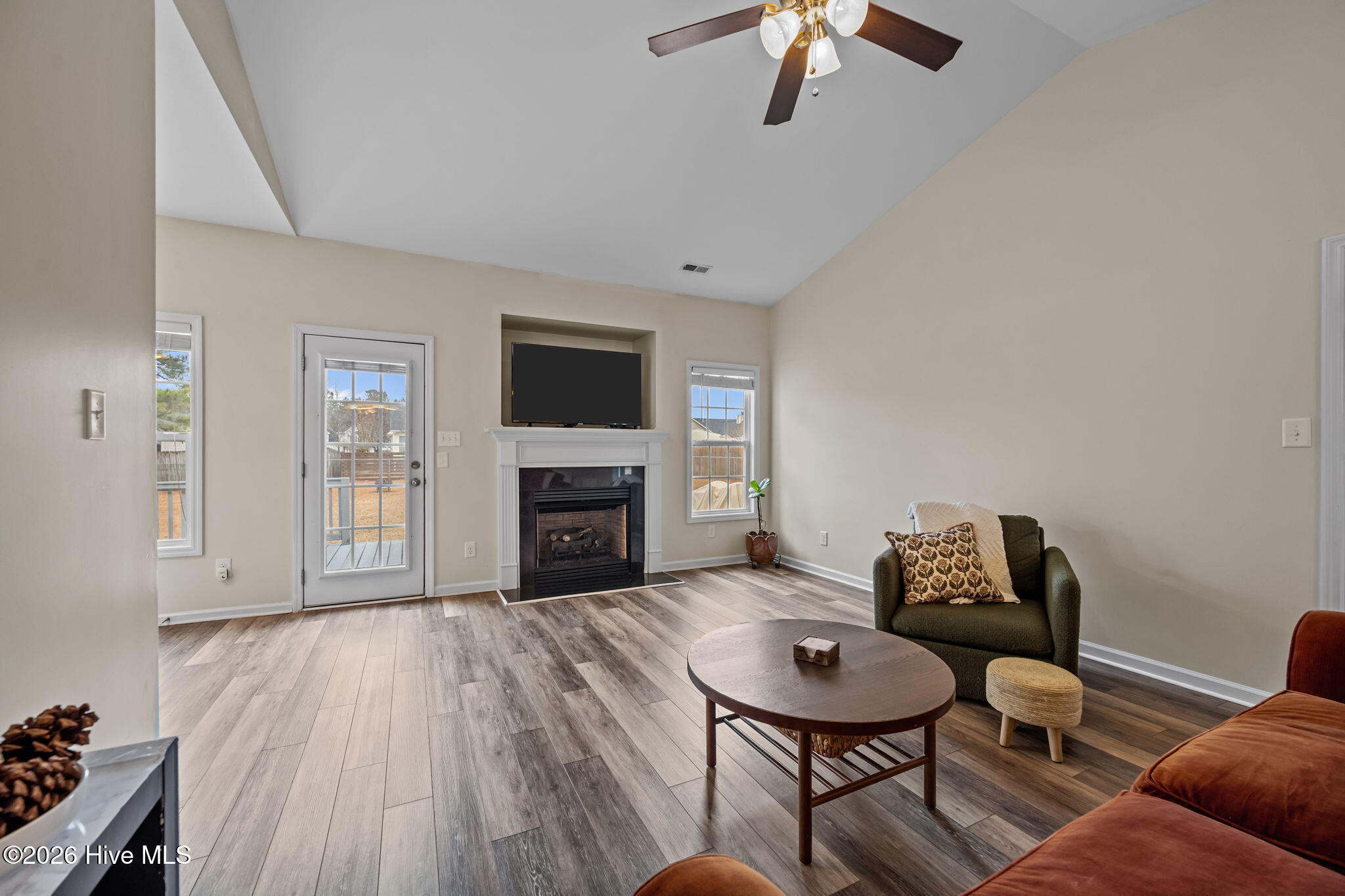 100549780 | Photo 12