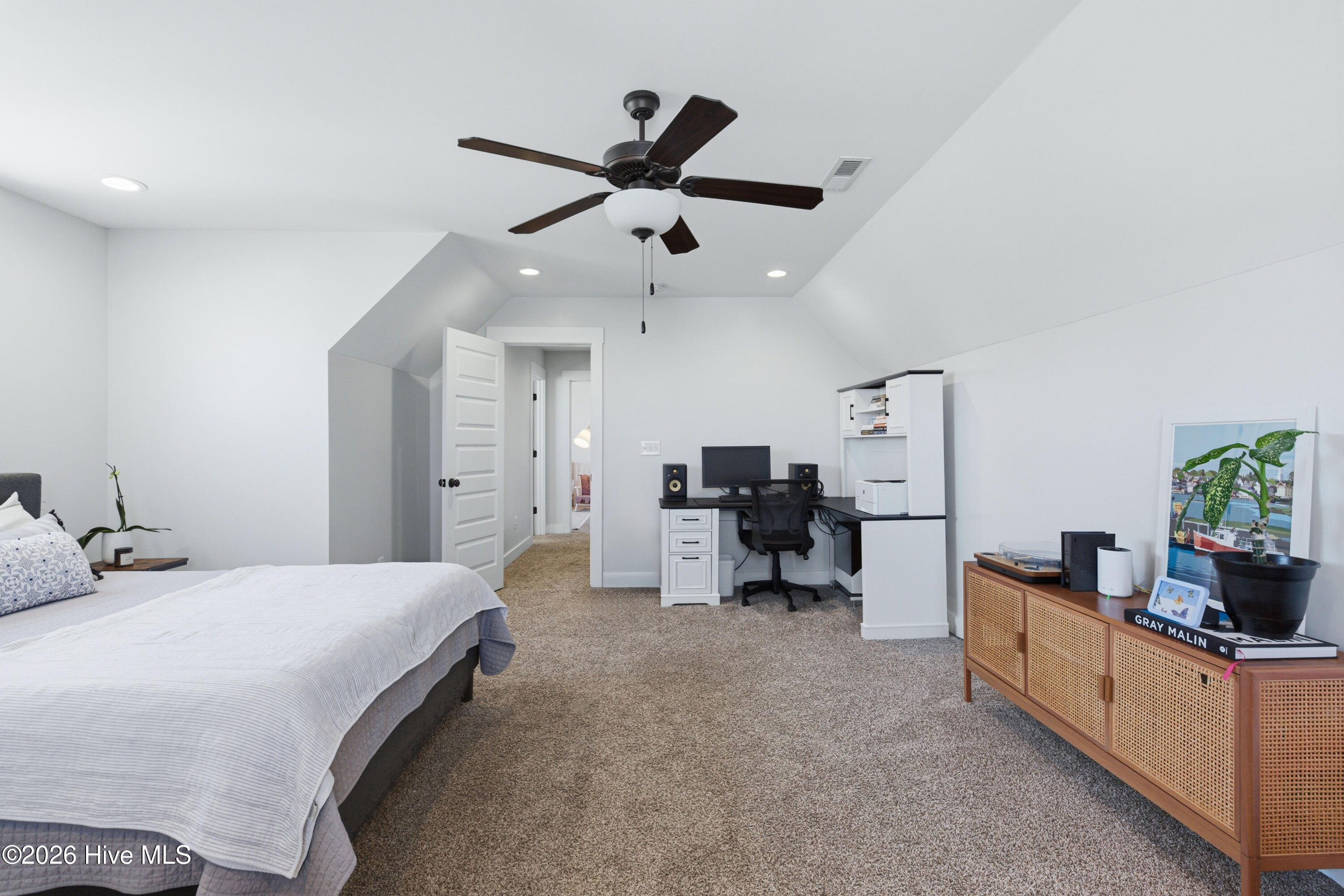 100562643 | Photo 31