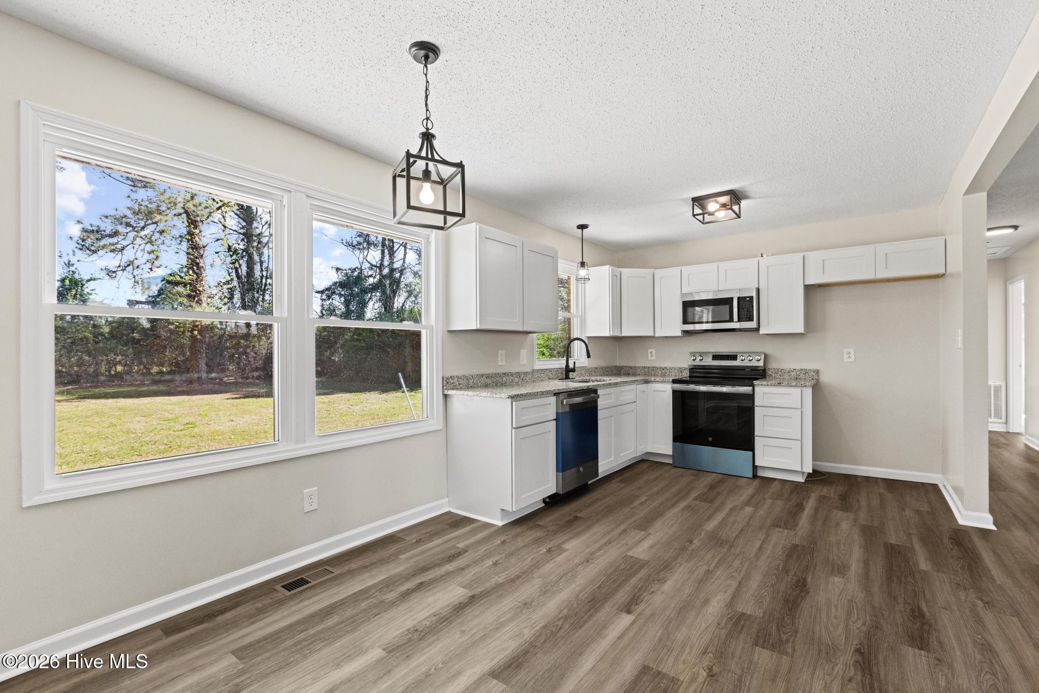 100565282 | Photo 14