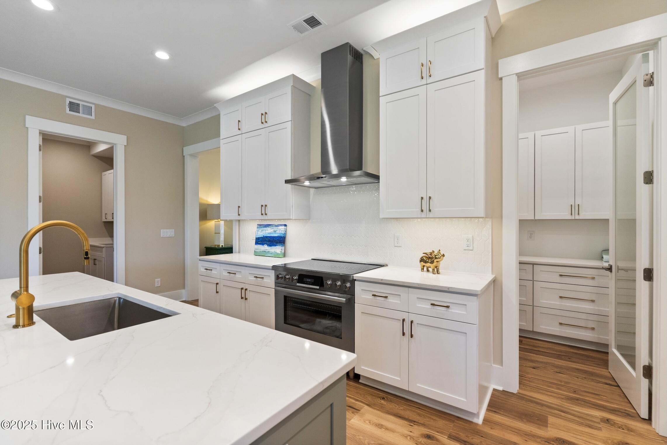 100537970 | Photo 12