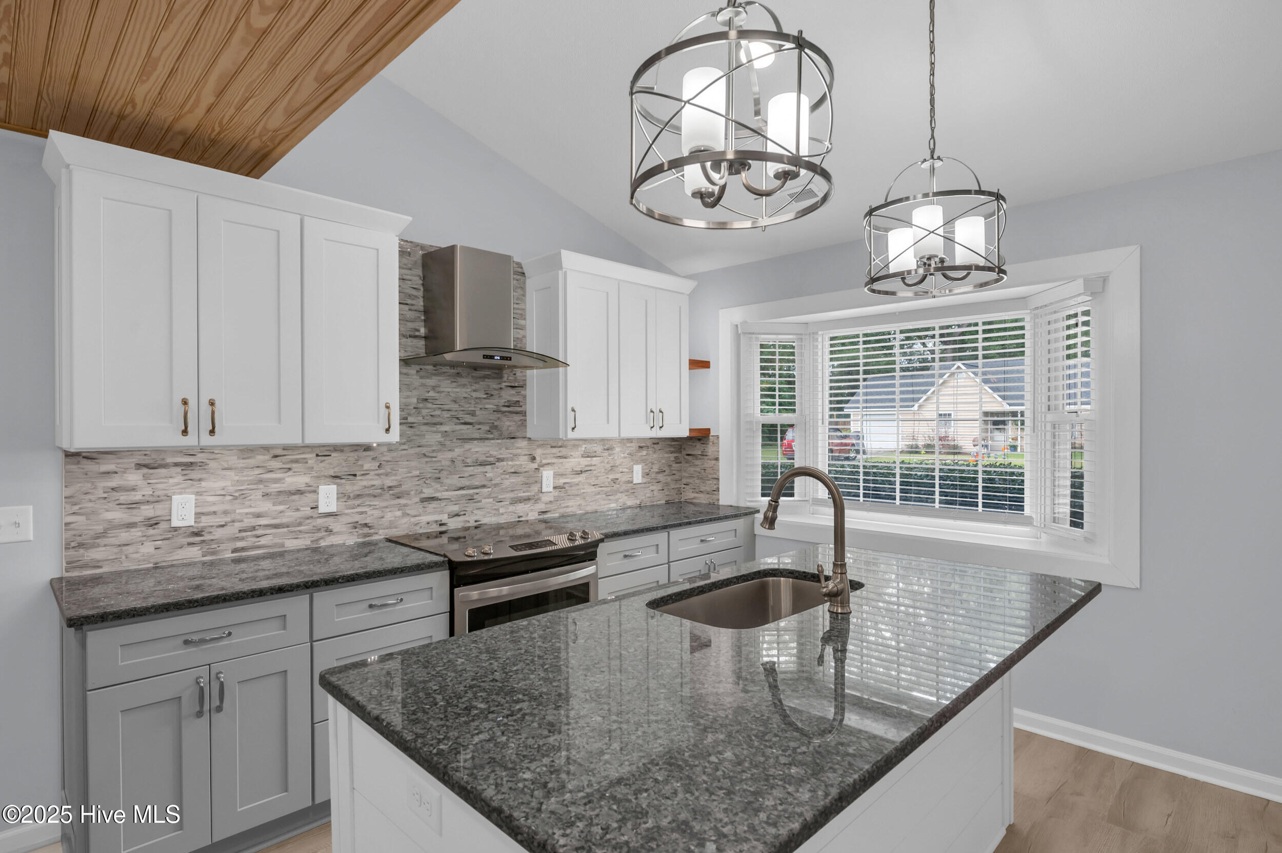 100535250 | Photo 12