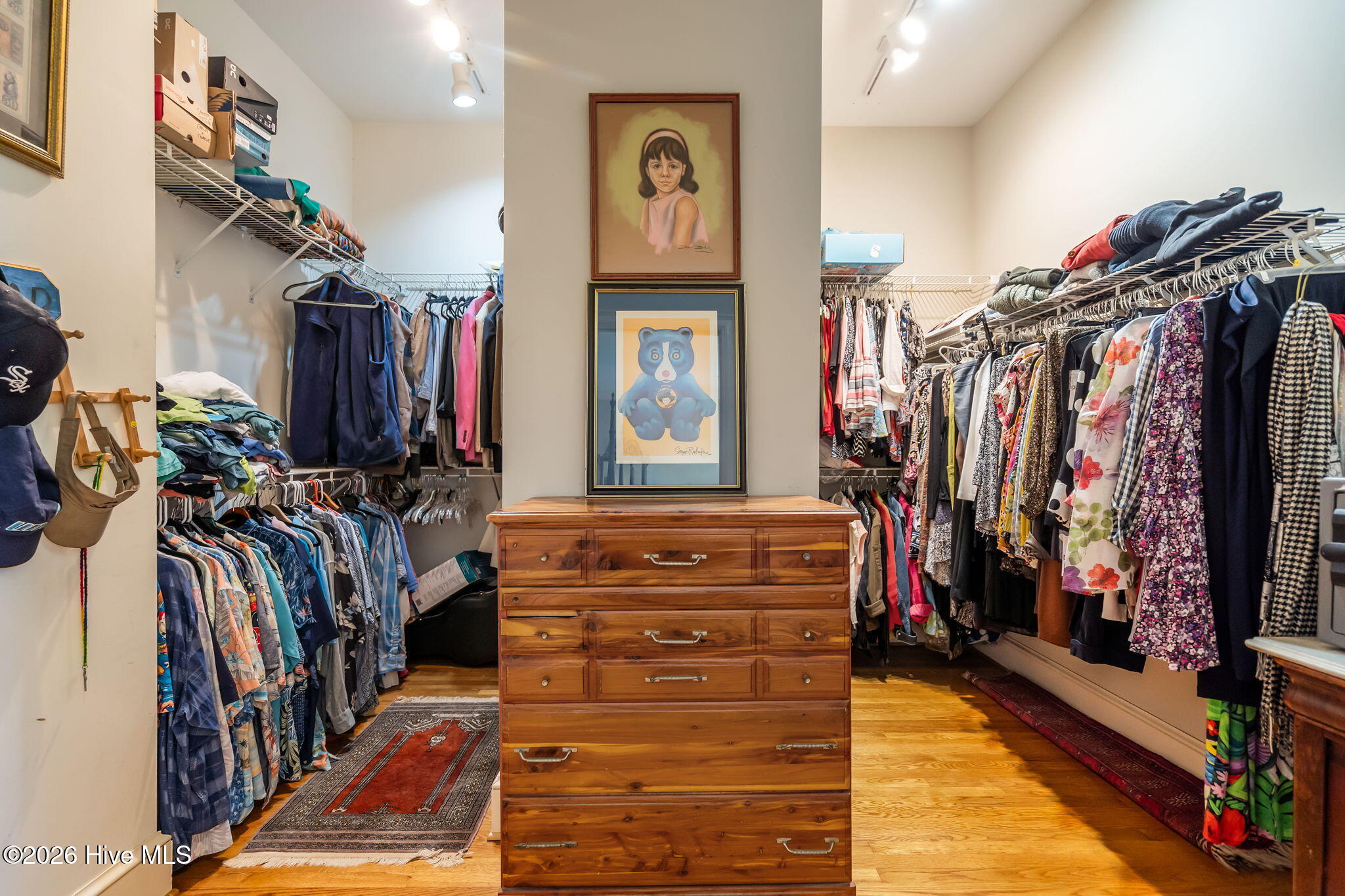 100570294 | Photo 32