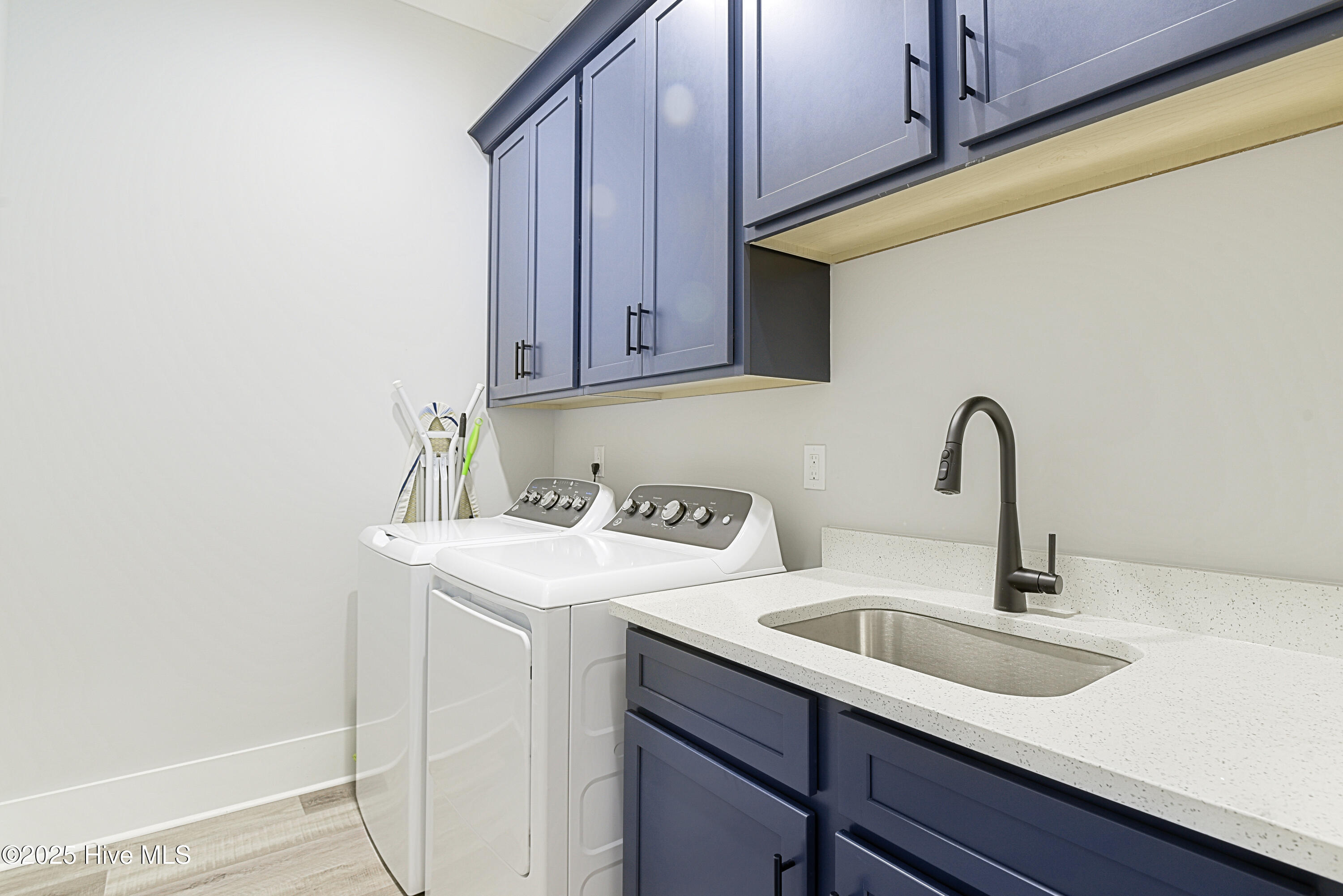 100532165 | Photo 30