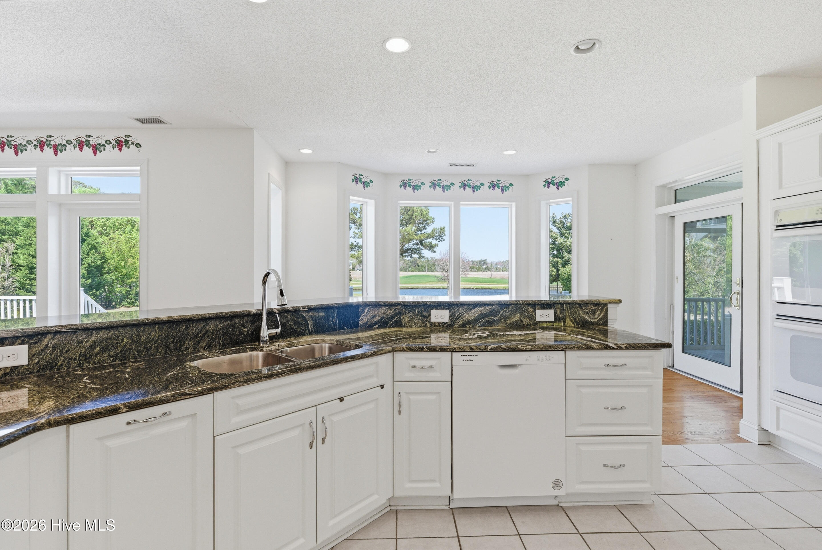 100564038 | Photo 22