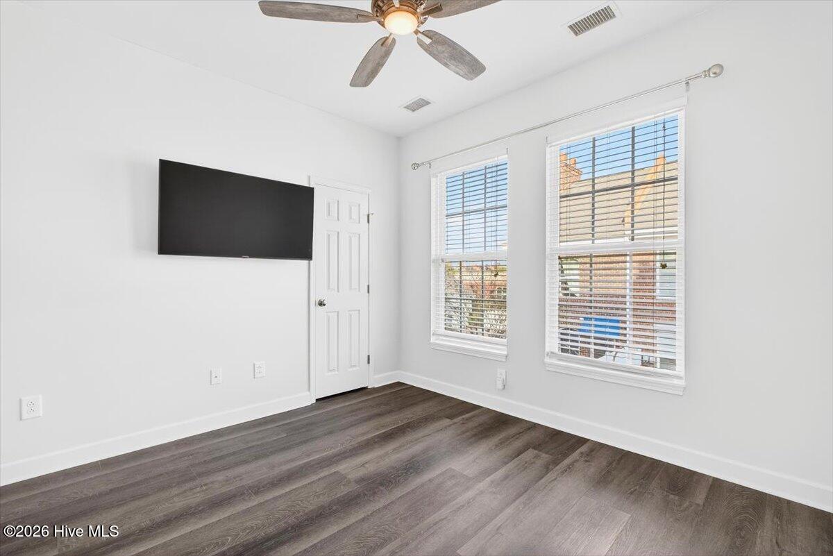 100548437 | Photo 35