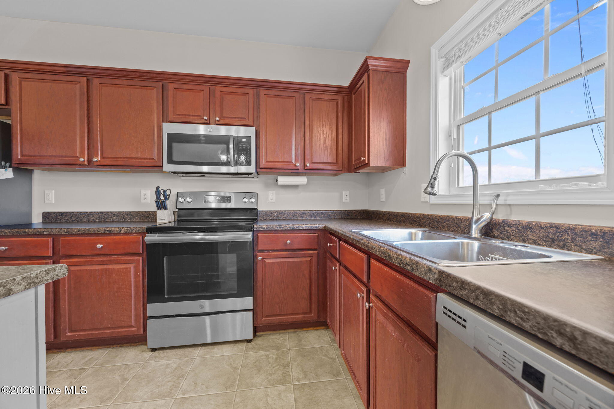 100550928 | Photo 12