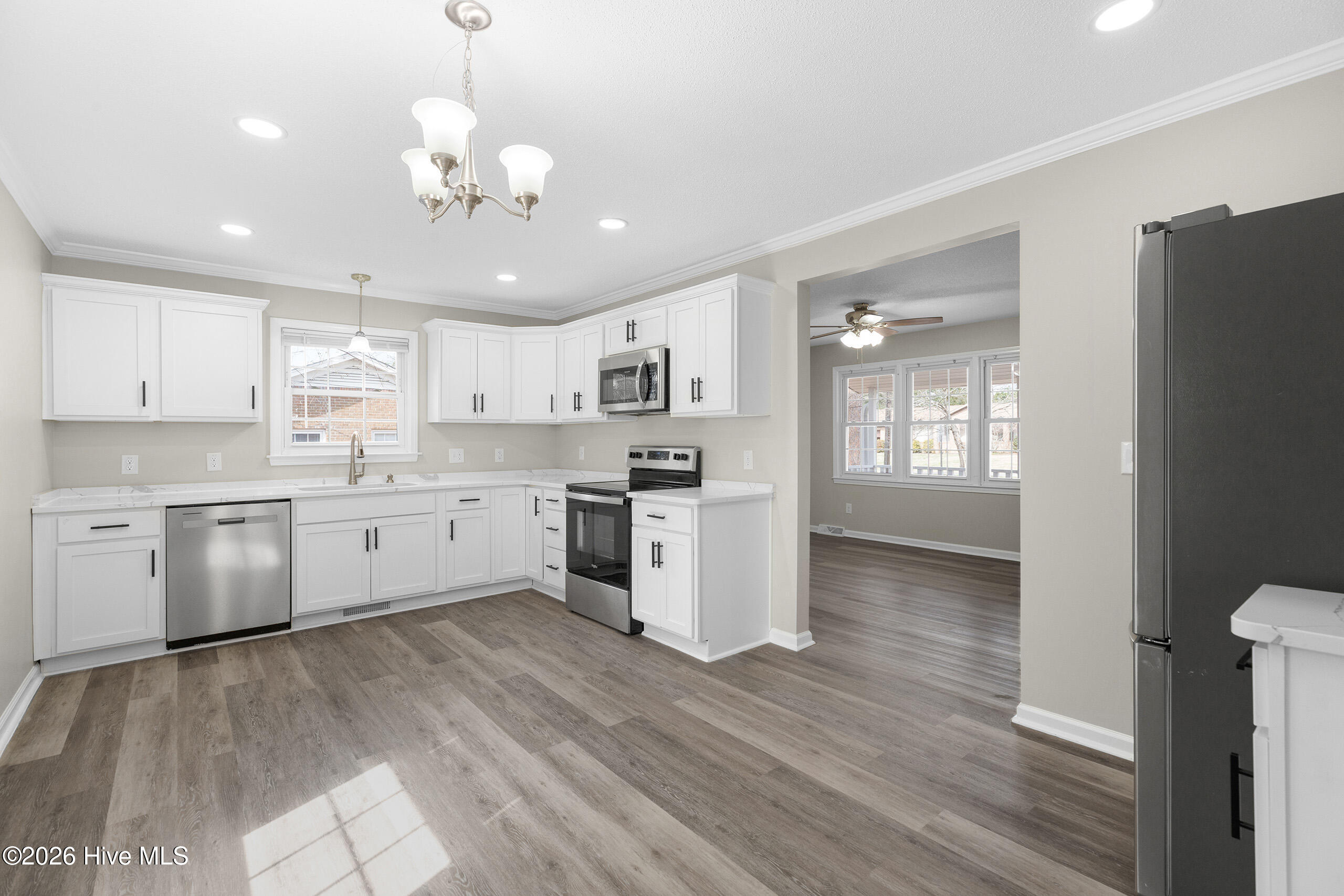 100558477 | Photo 15