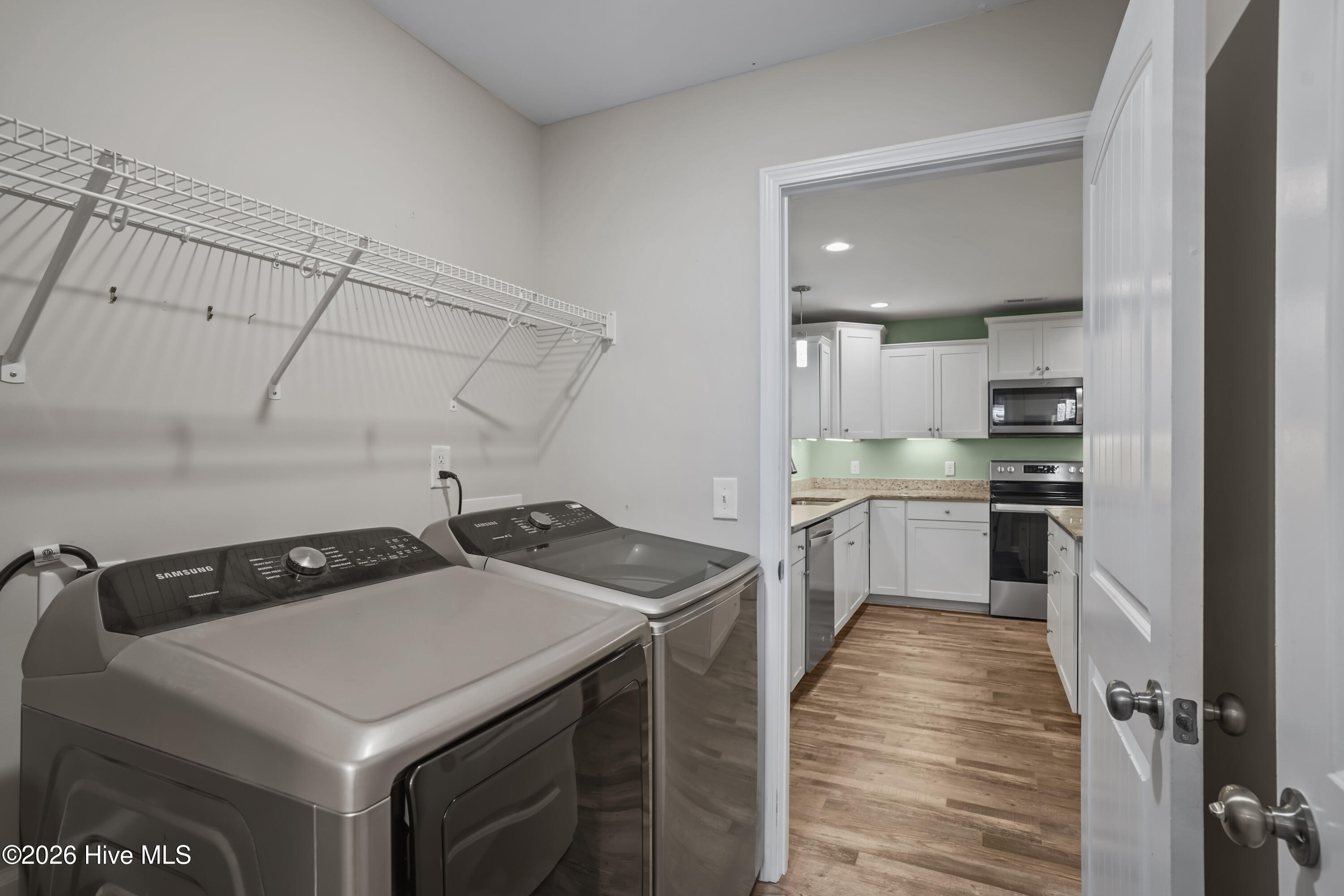 100570645 | Photo 25