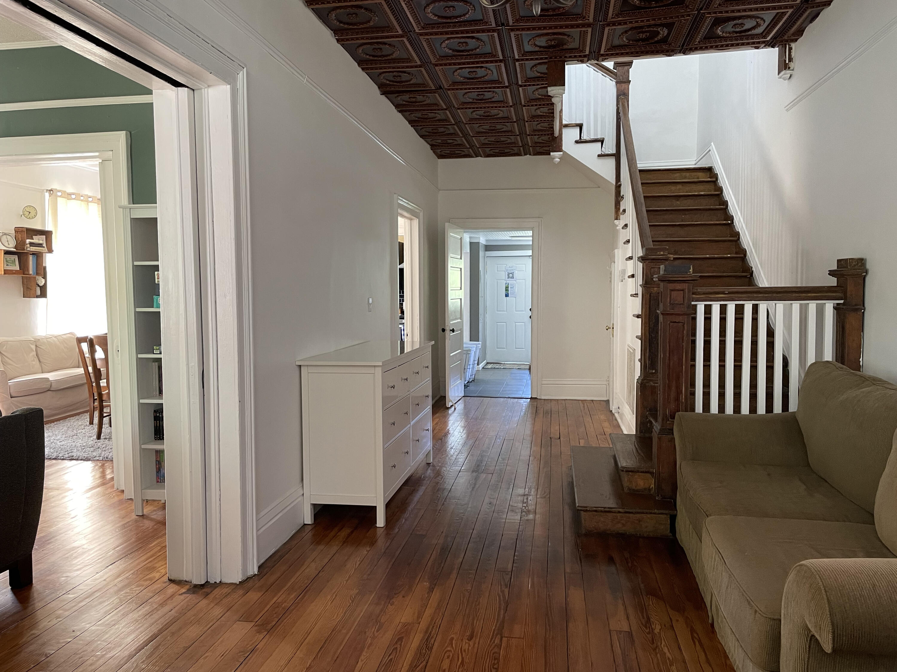 5. Foyer_Downstairs_1