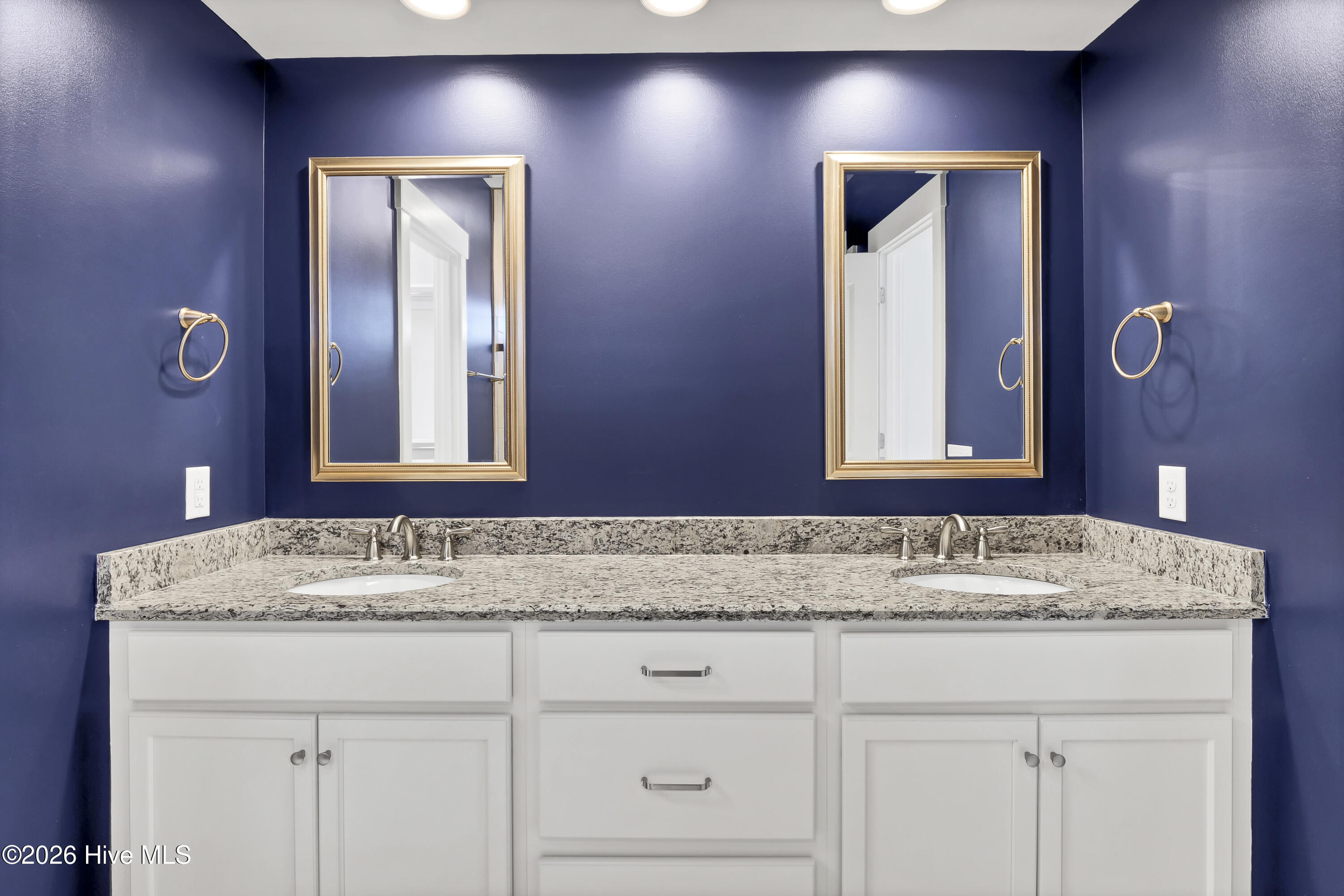 100560216 | Photo 13