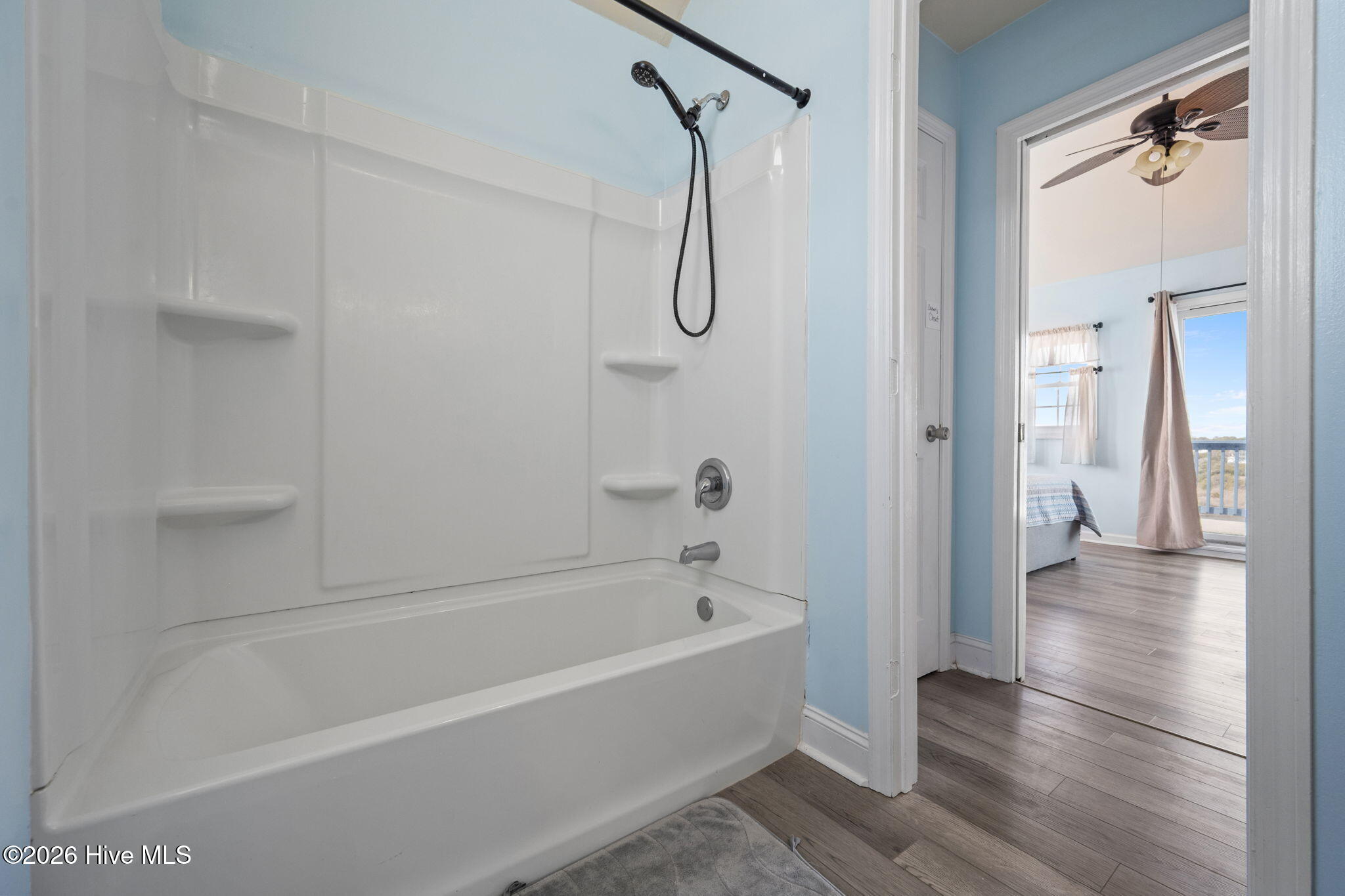 100560162 | Photo 25