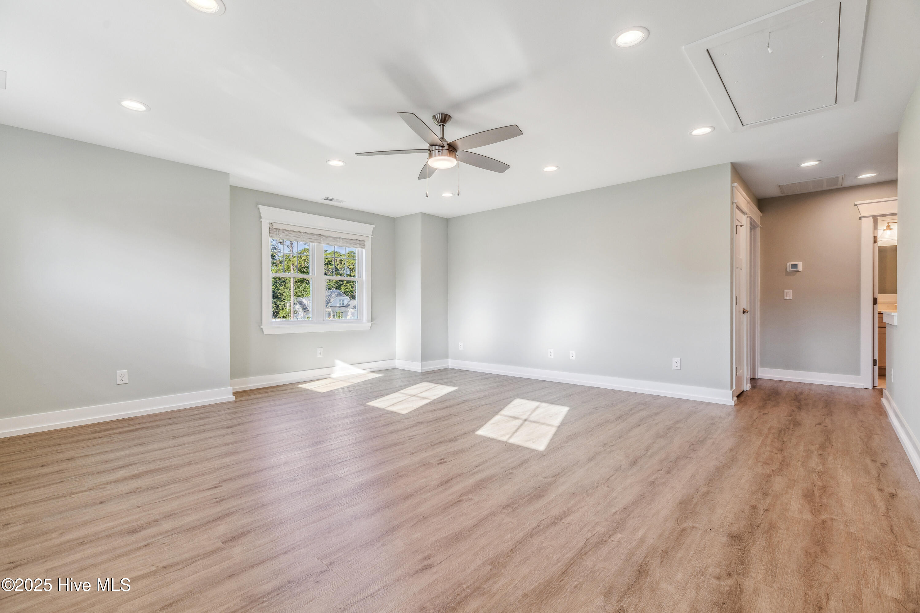 100558454 | Photo 46