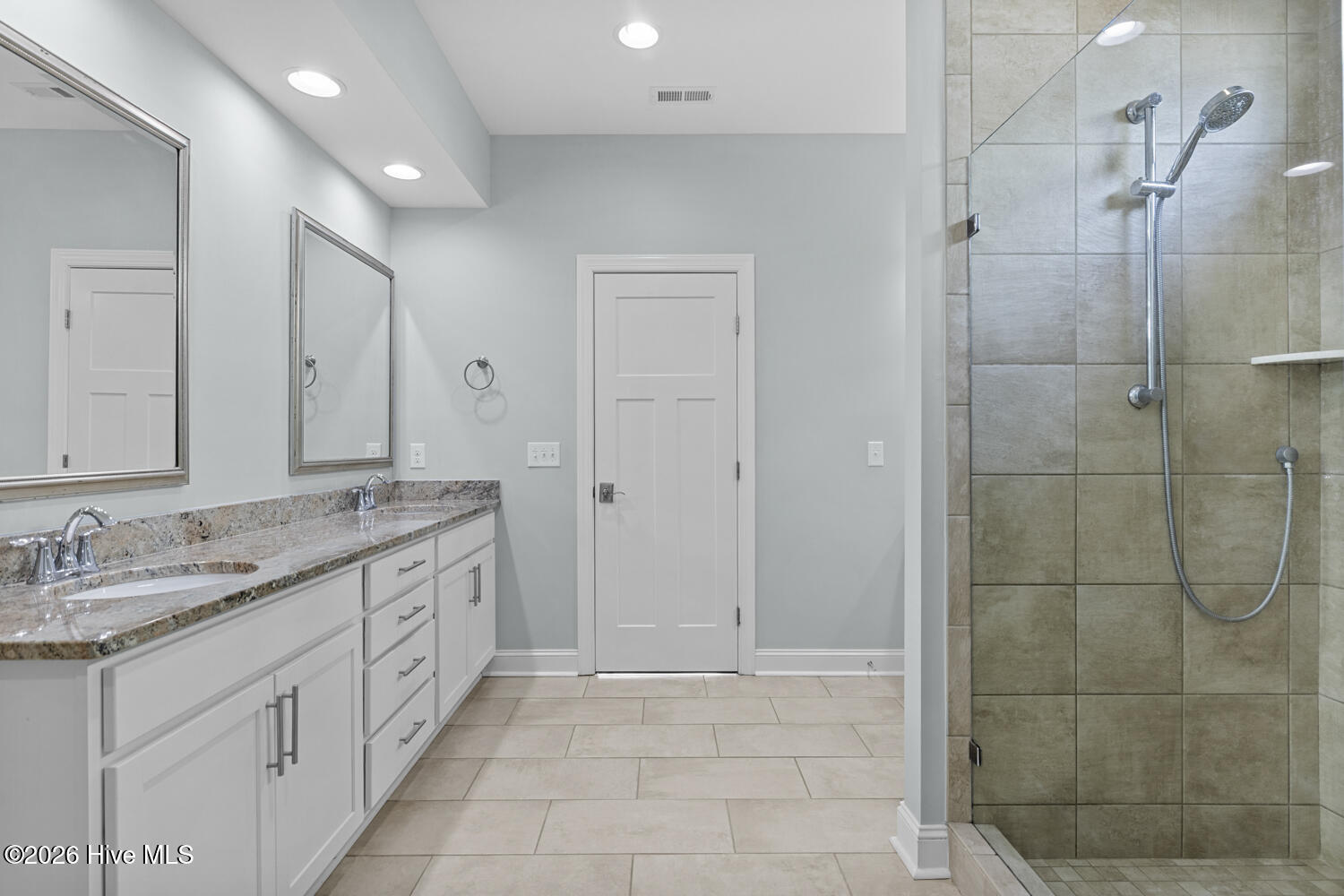 100548690 | Photo 24