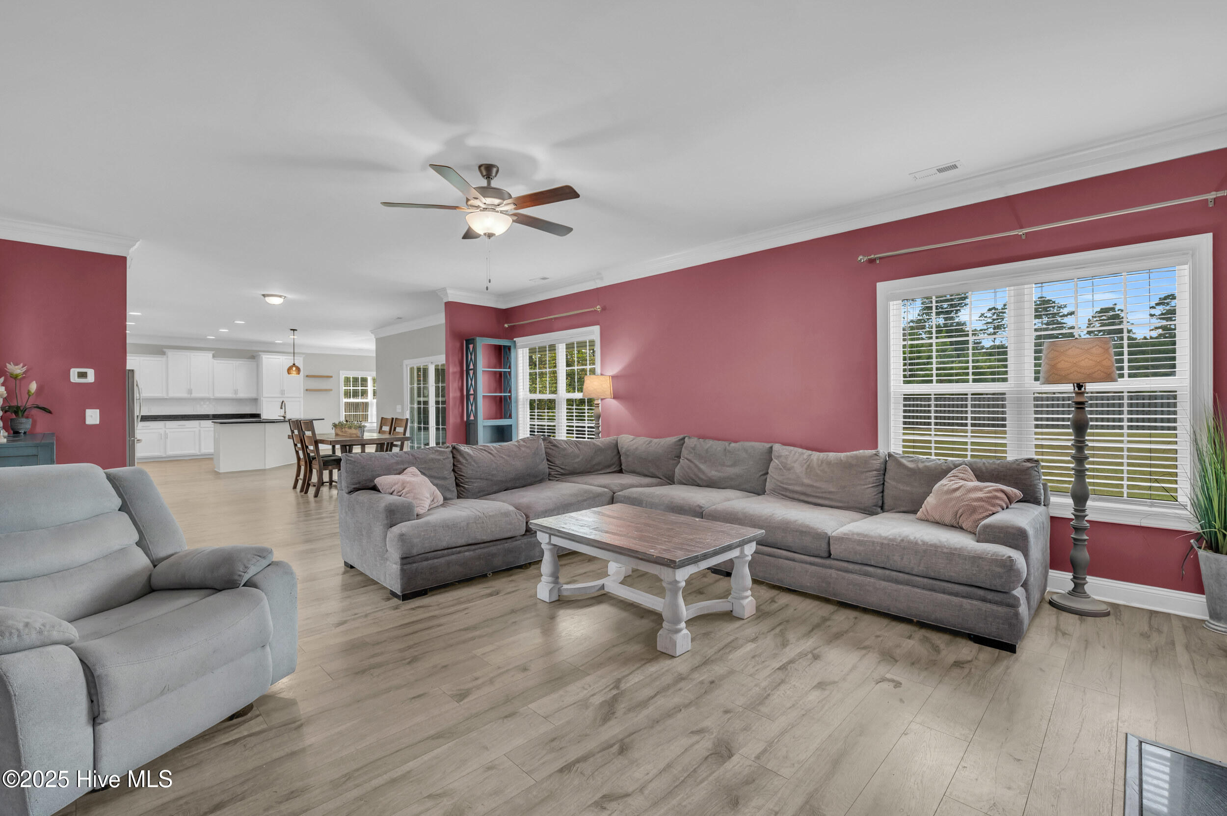 100530270 | Photo 10