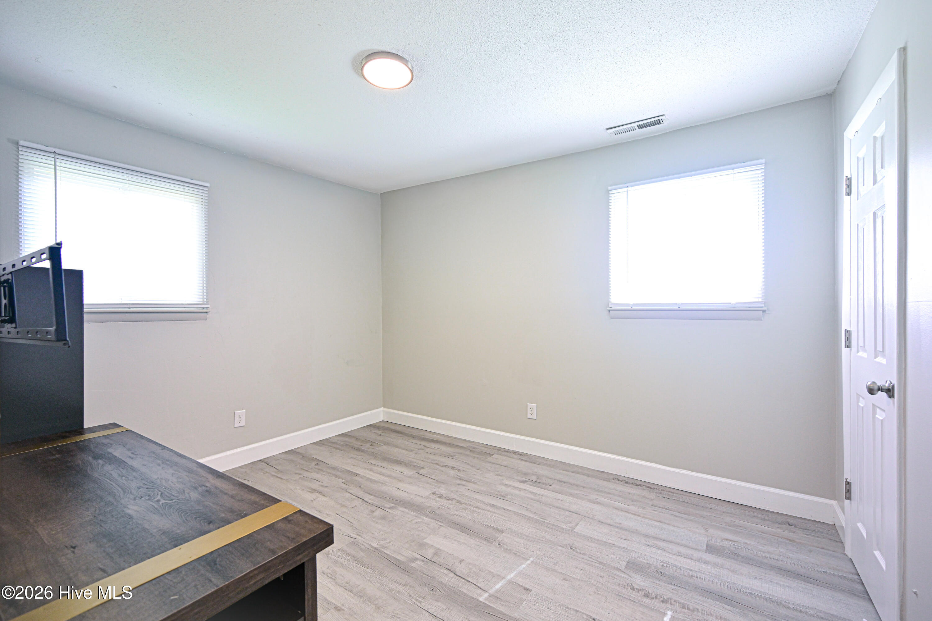 100564007 | Photo 28