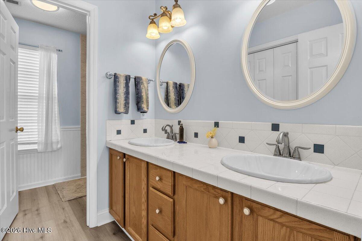 100565579 | Photo 35