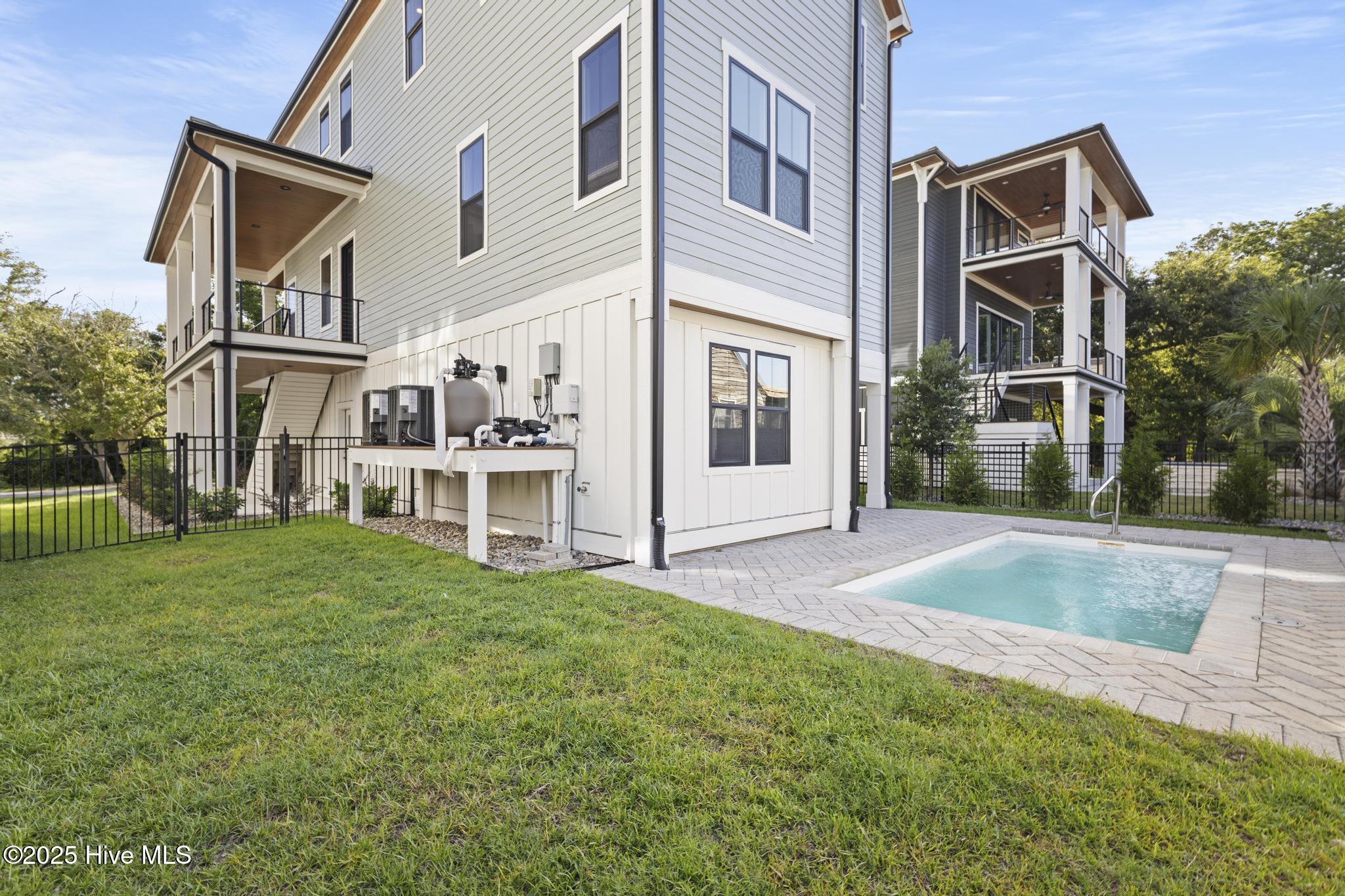 100517946 | Photo 16