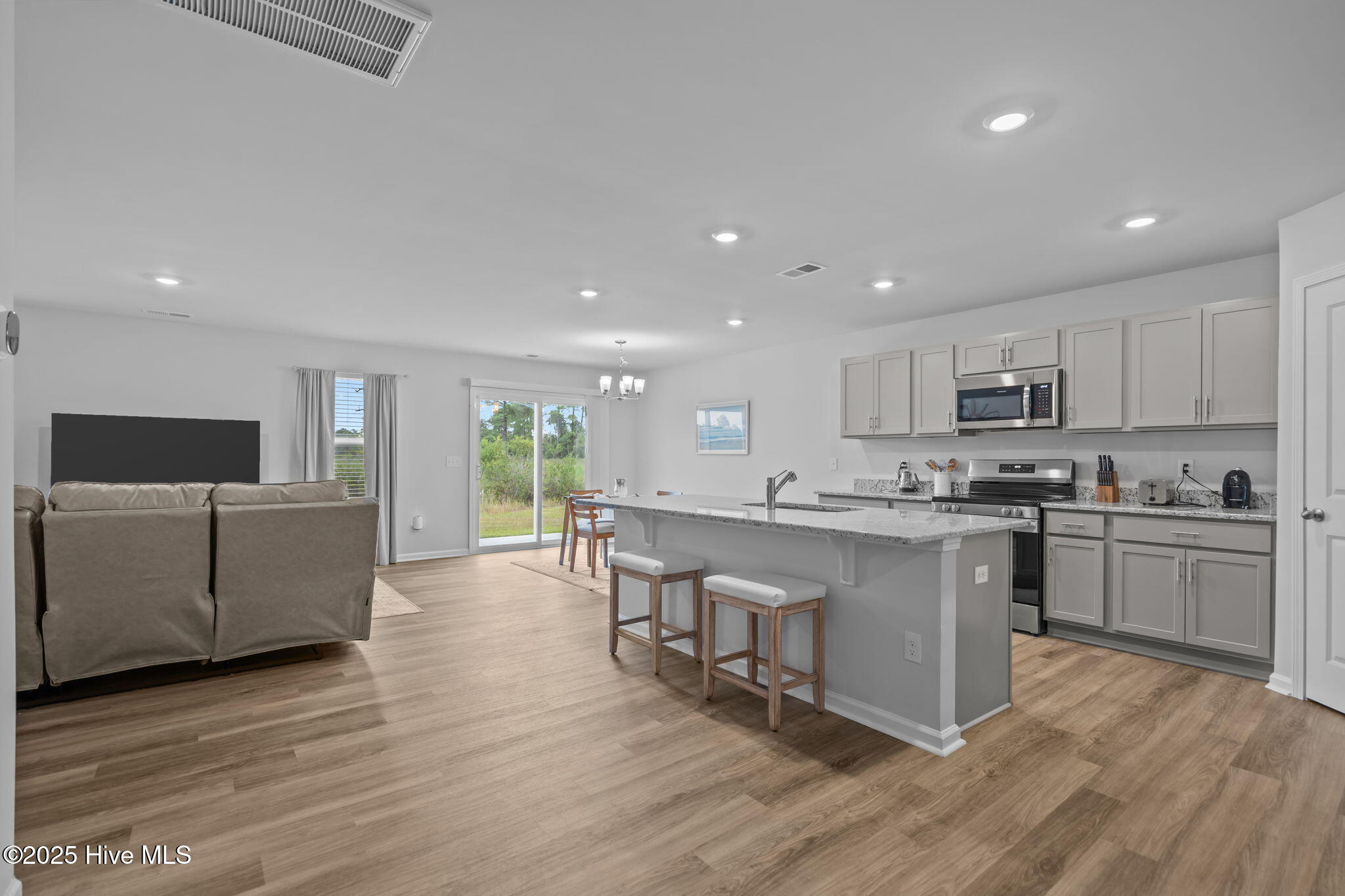 100532150 | Photo 19