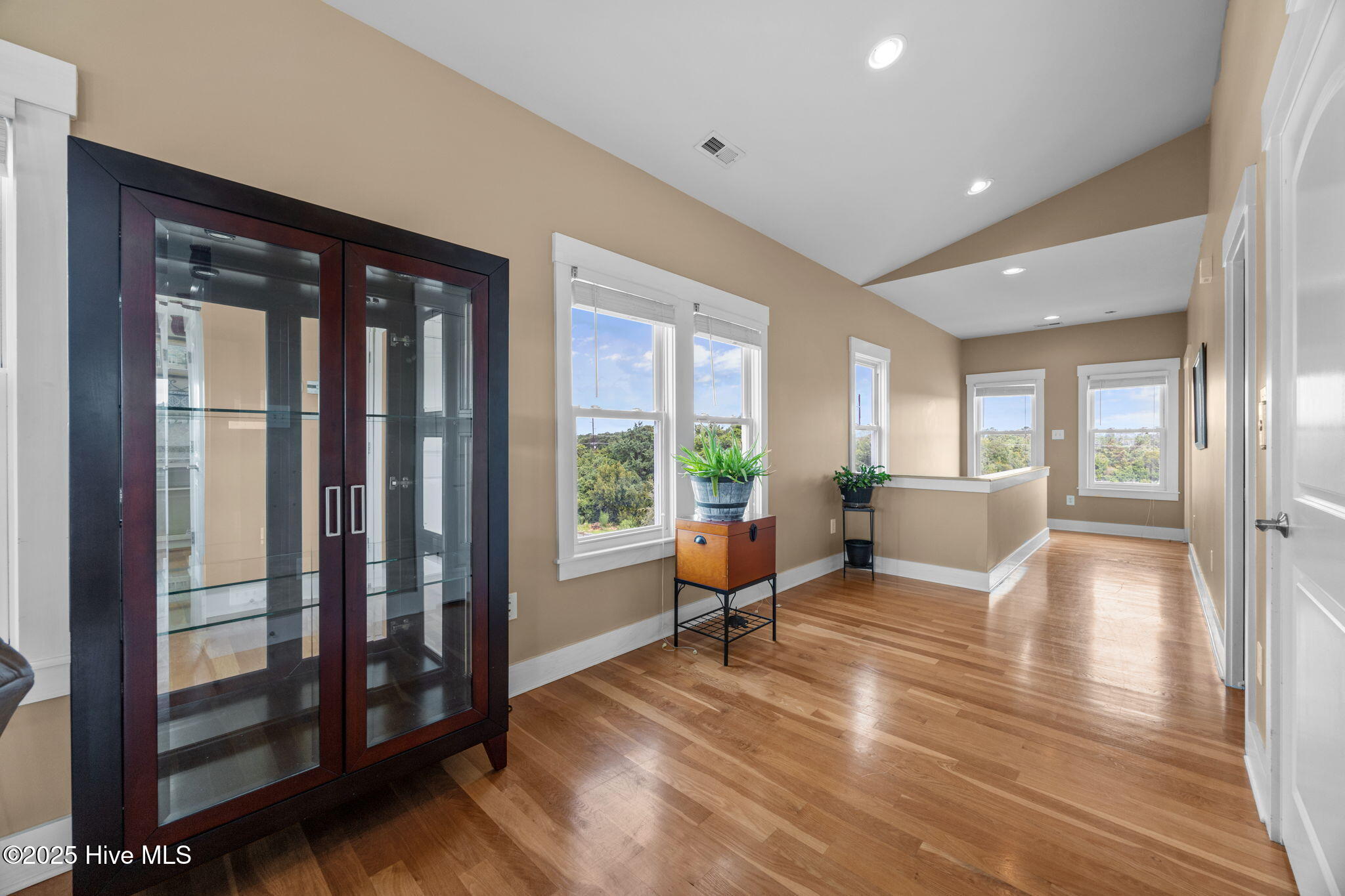 100525610 | Photo 15