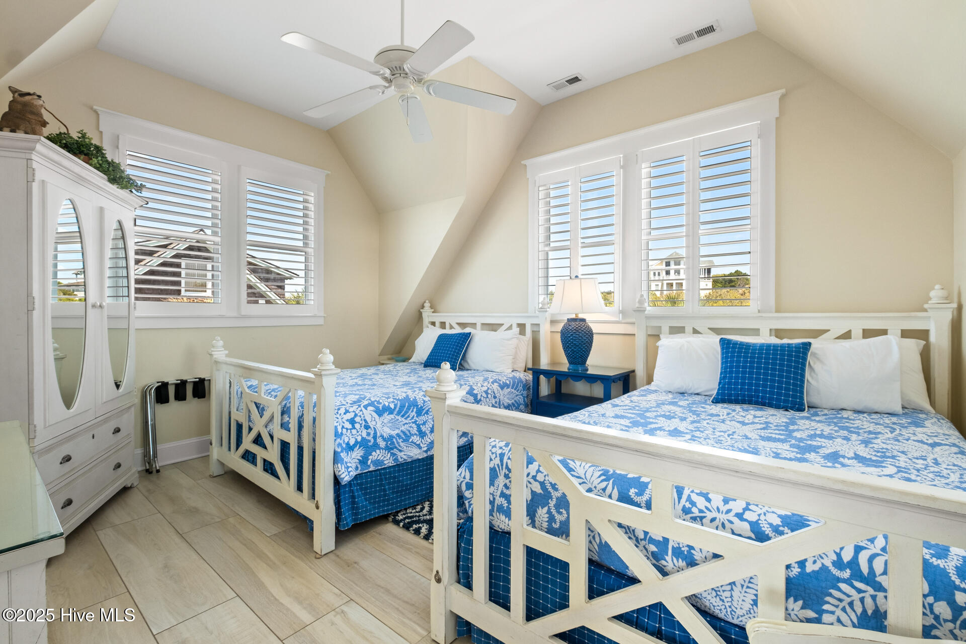 100523176 | Photo 24