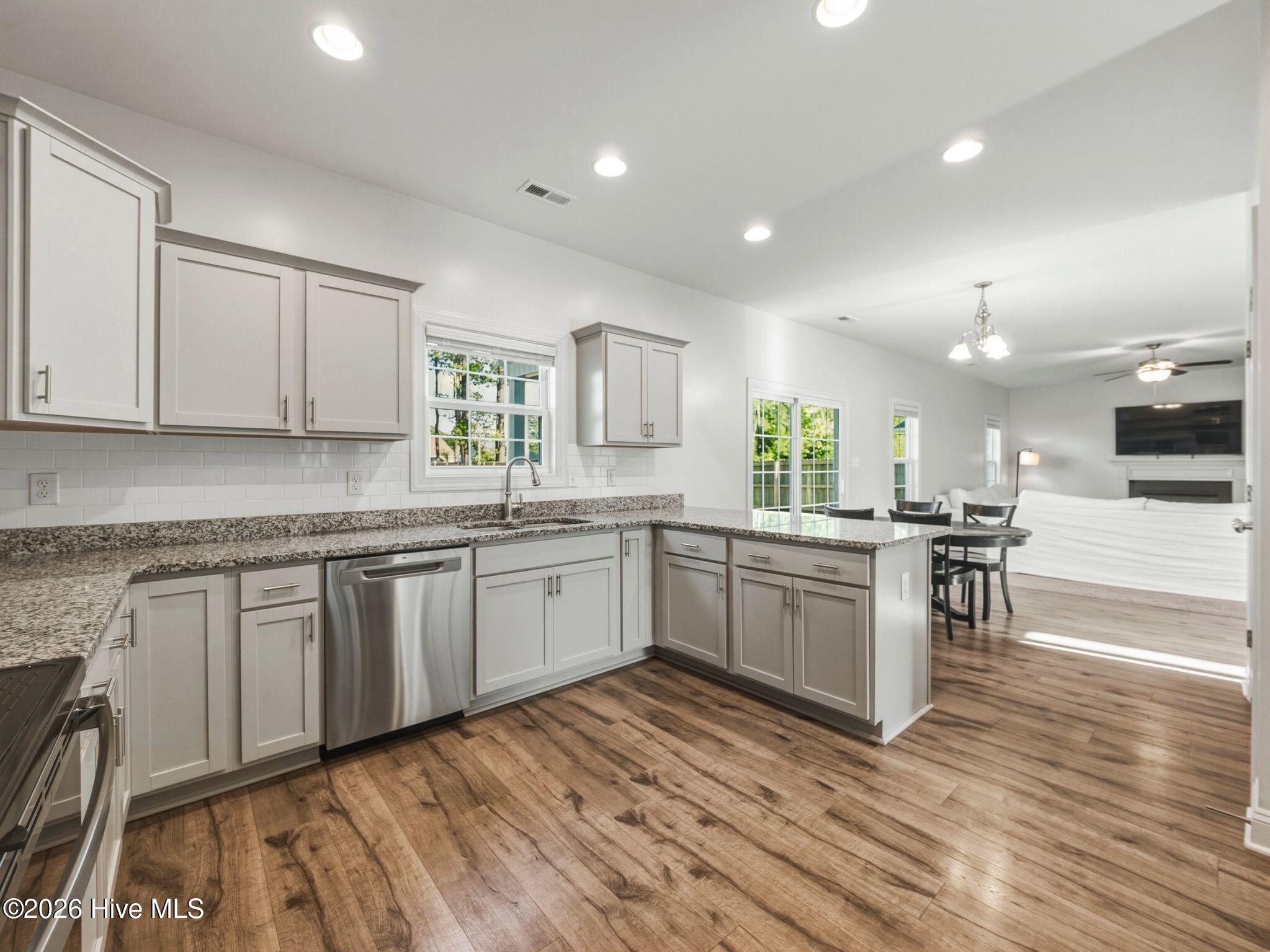 100570227 | Photo 18