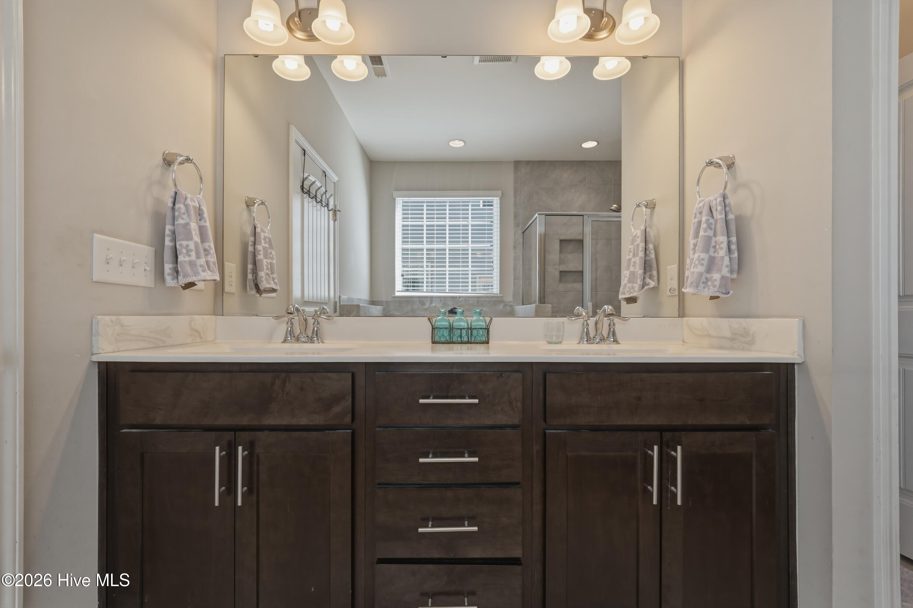 100557354 | Photo 44