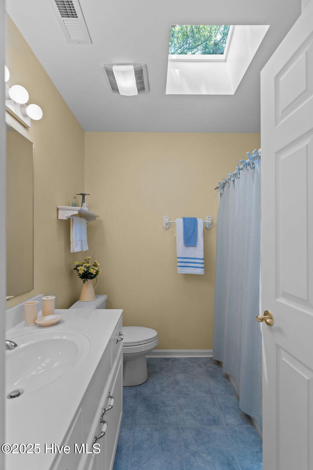 100521042 | Photo 24