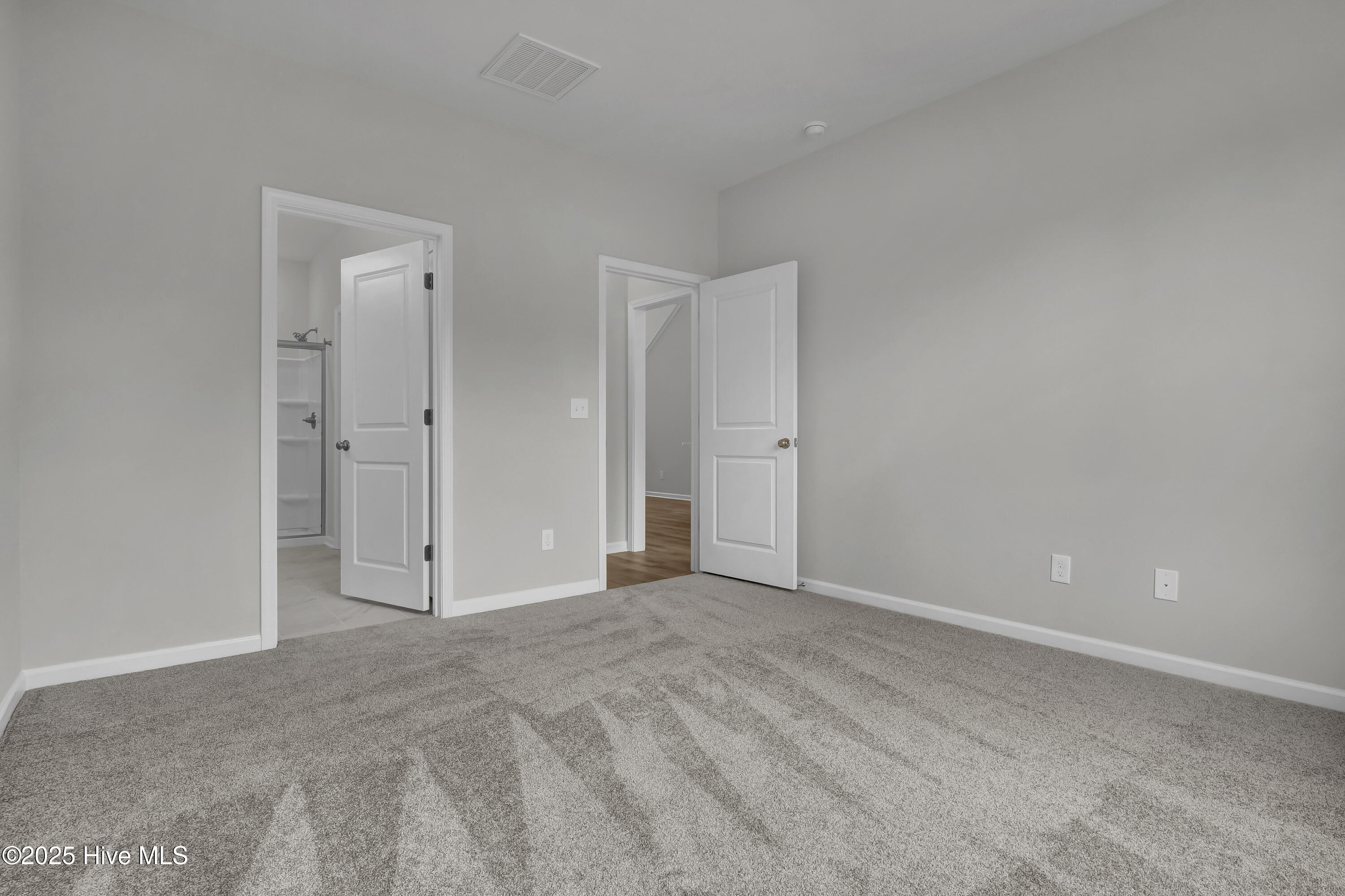 100490370 | Photo 16