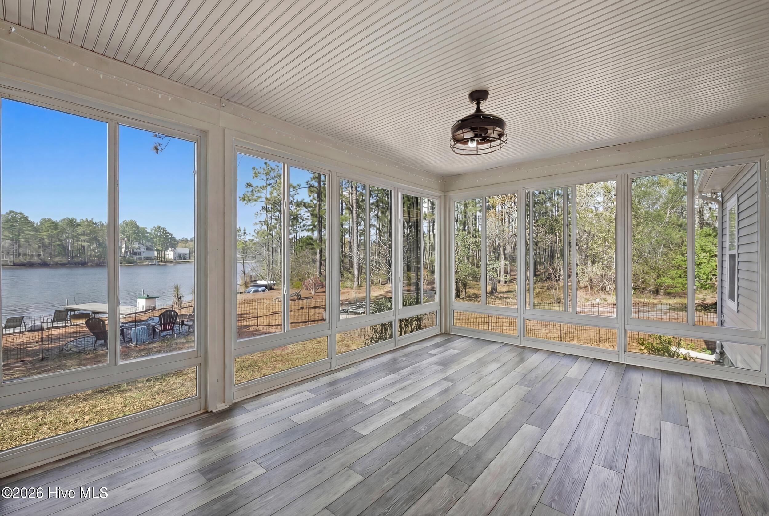 100565699 | Photo 25