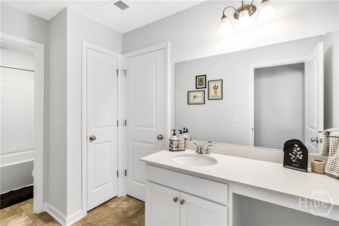 Bathroom 2 (Jack & Jill)