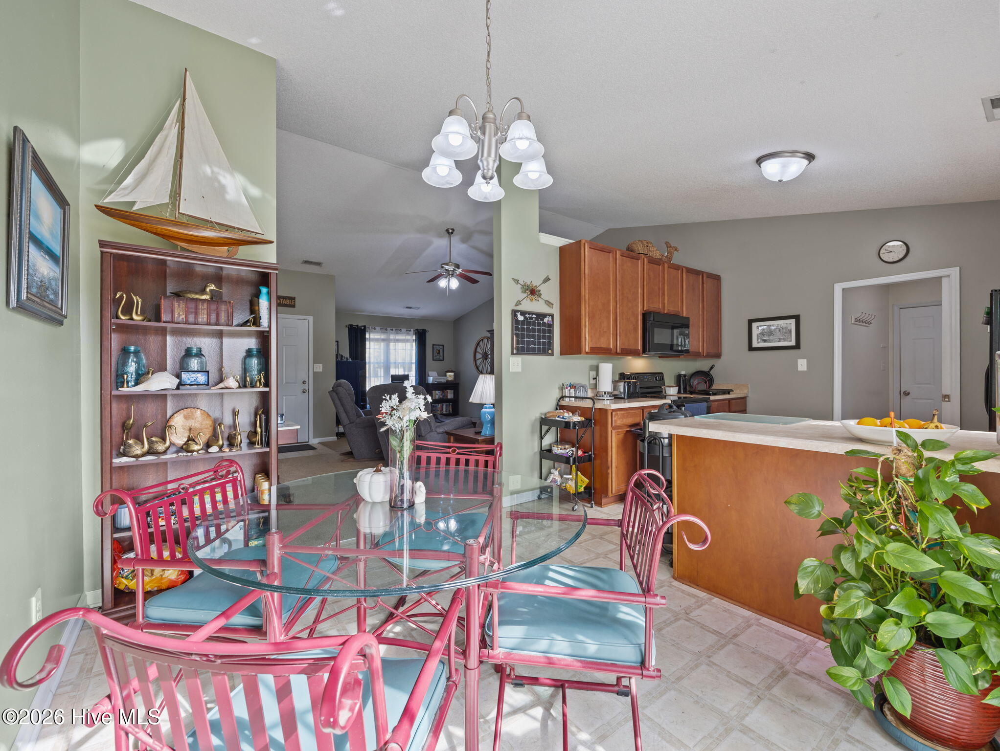 100566784 | Photo 15