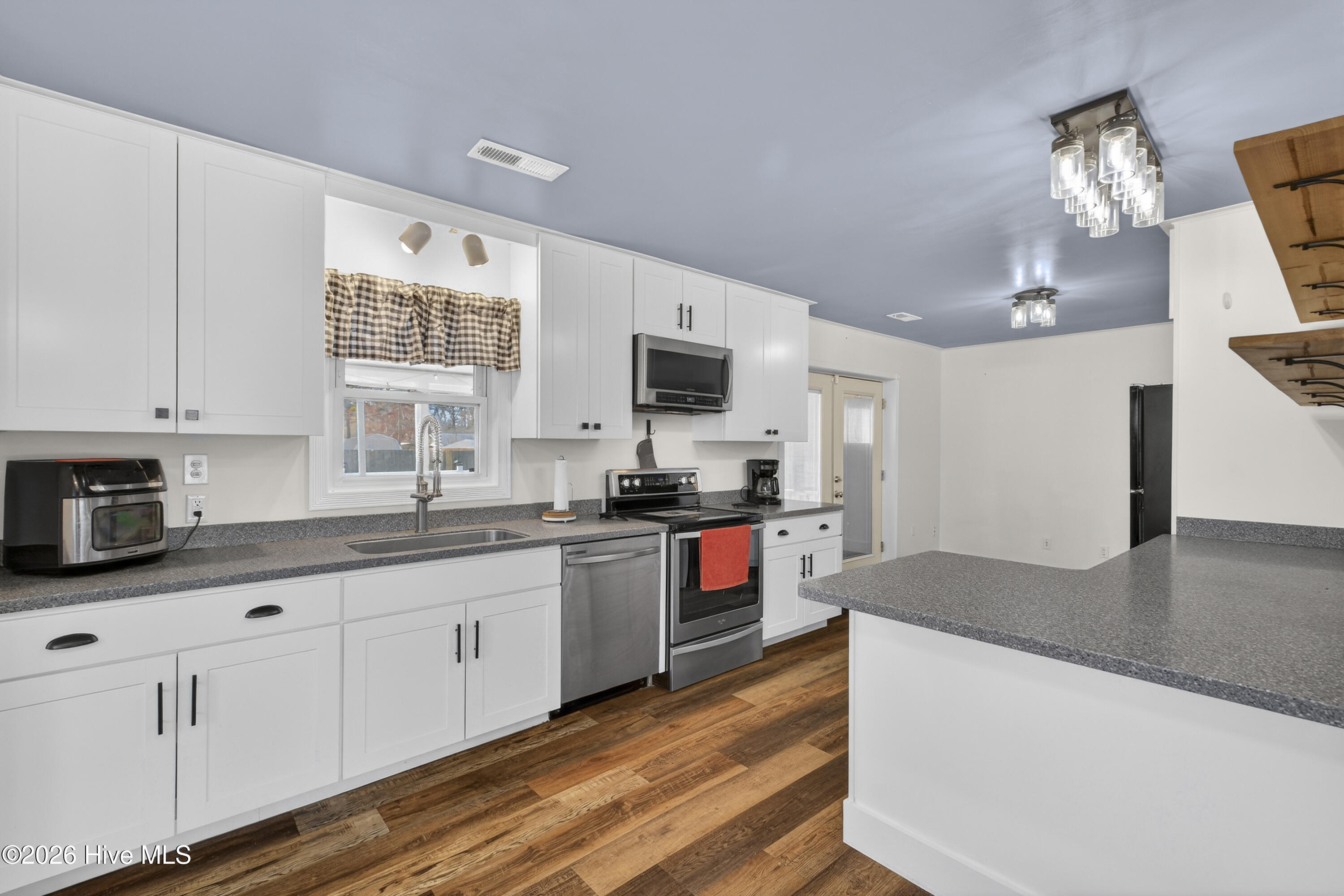 100558710 | Photo 21