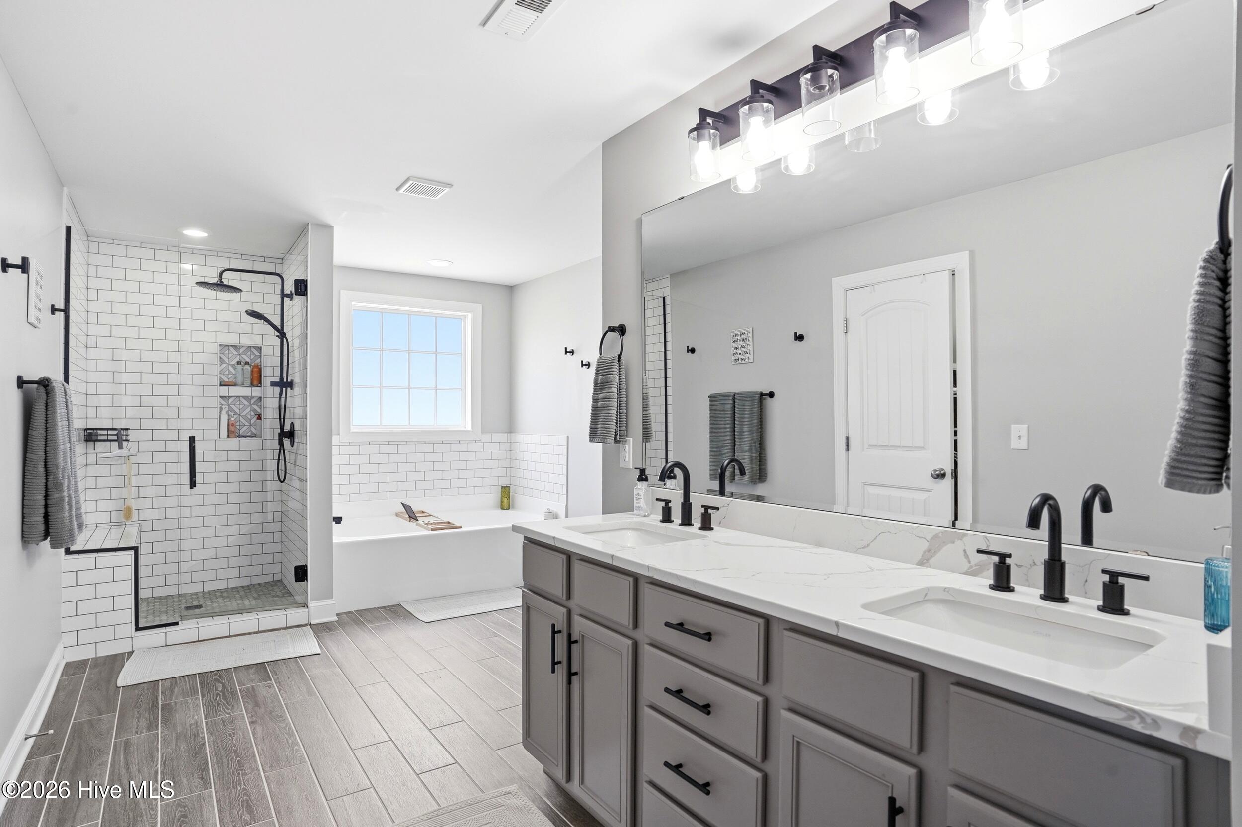 100570216 | Photo 23