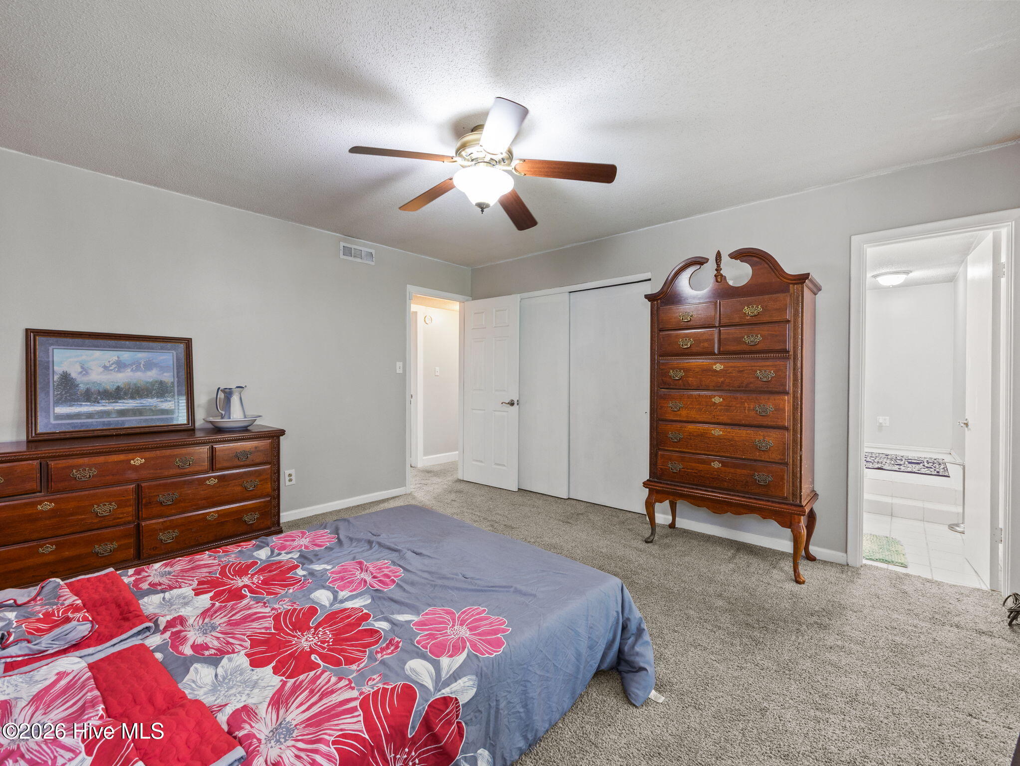 100570195 | Photo 28