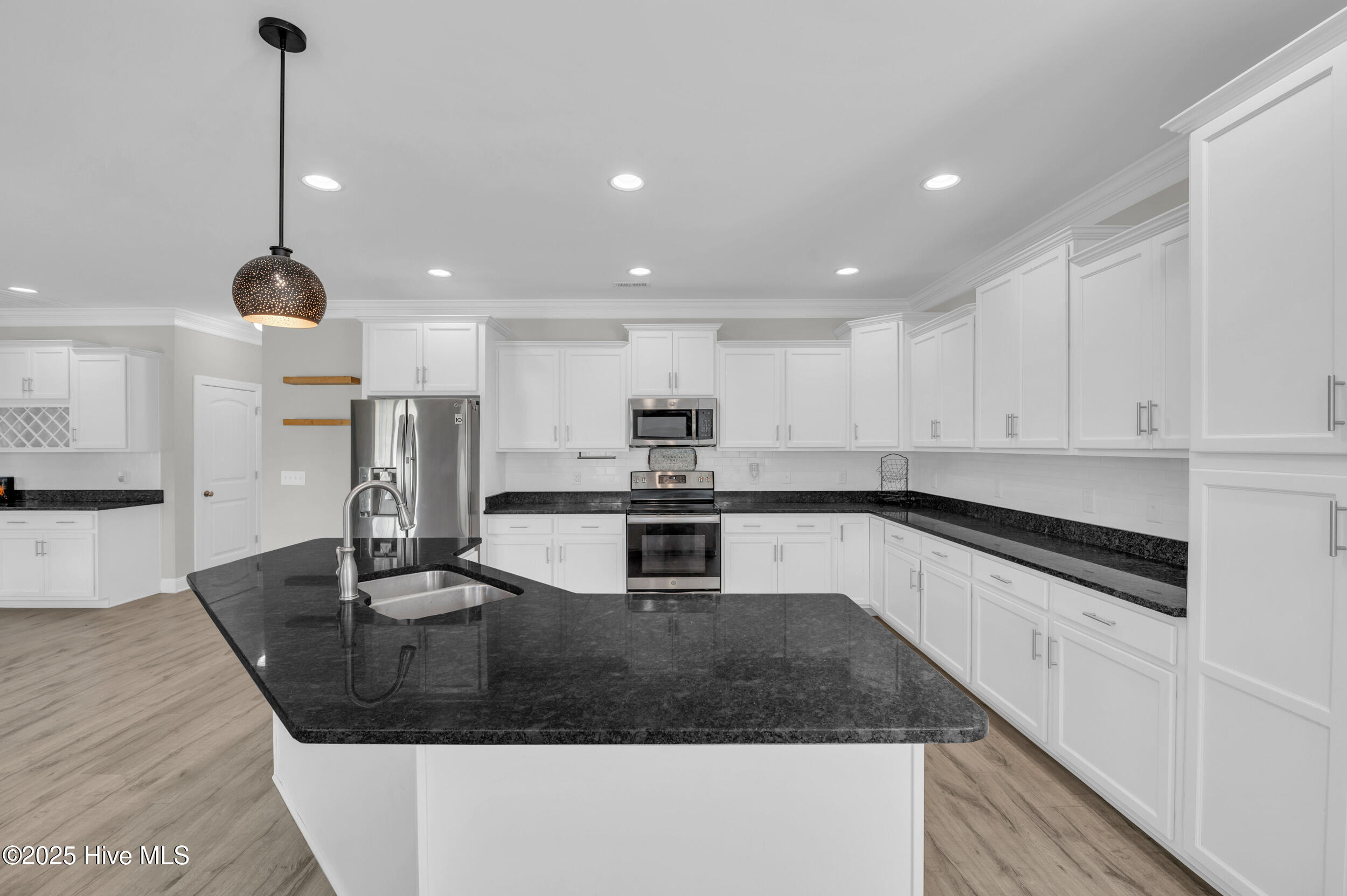 100530270 | Photo 17