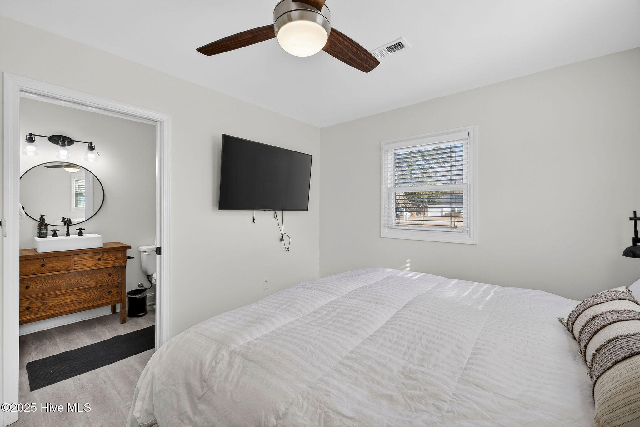 100544240 | Photo 25