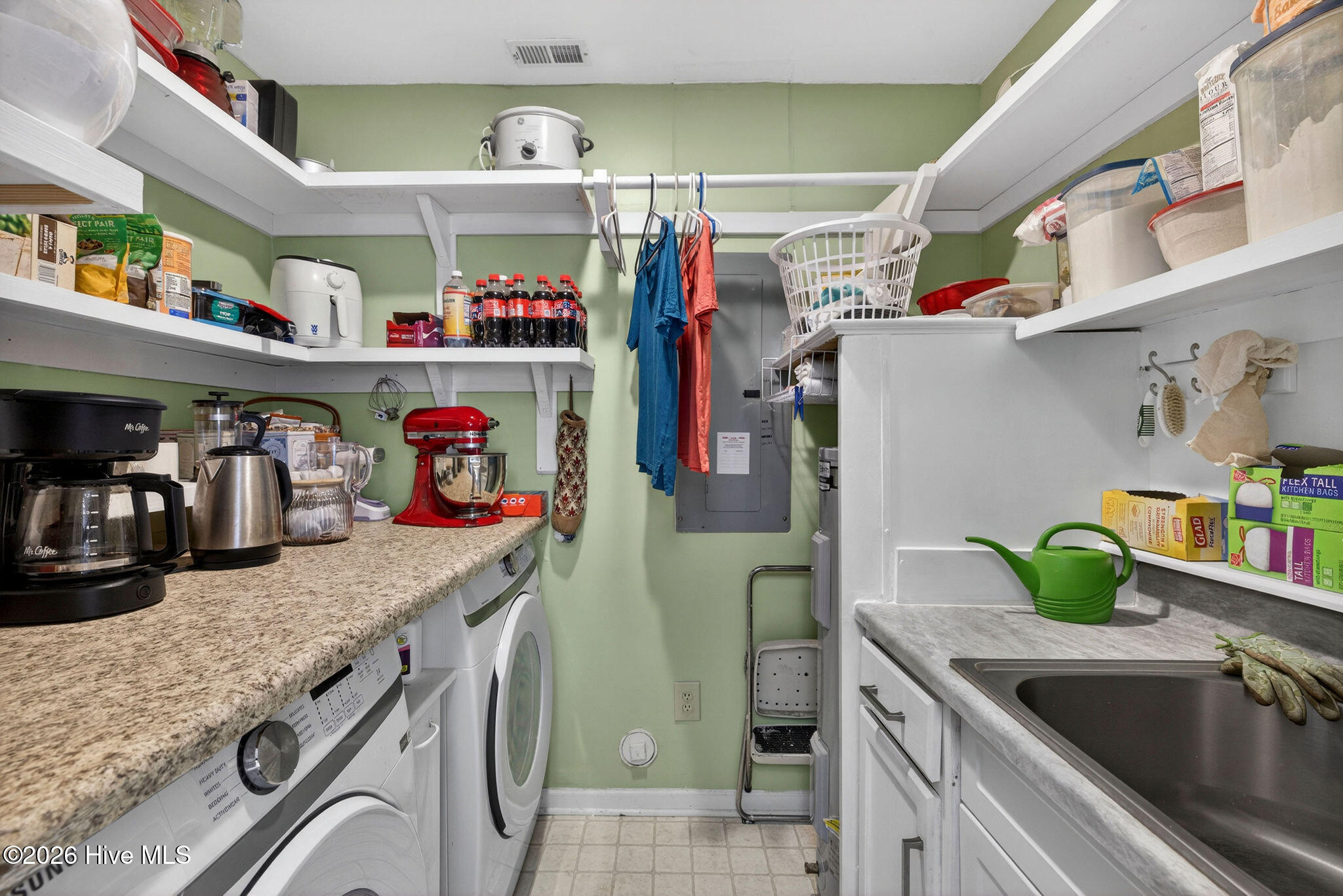 100570293 | Photo 12