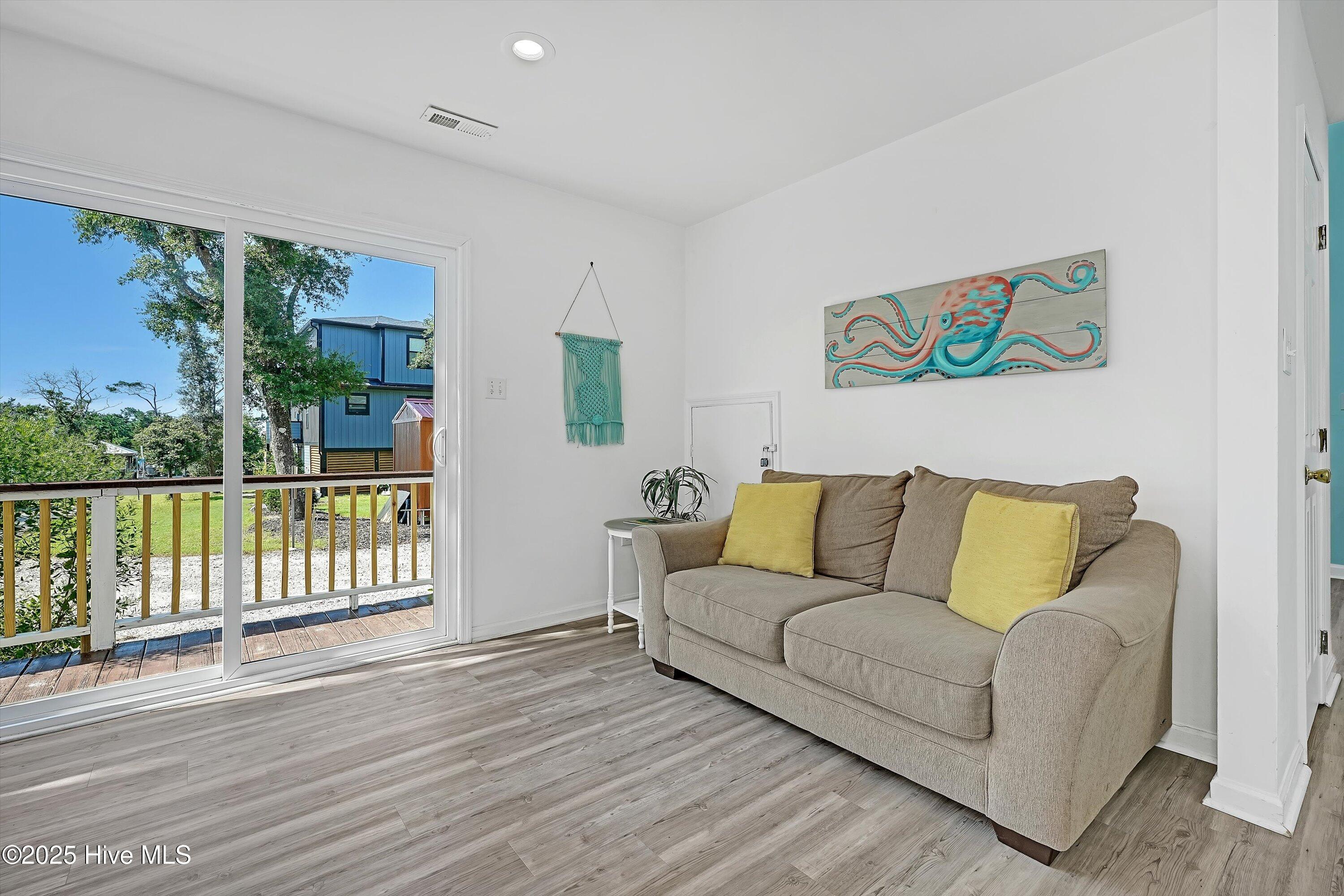 100527837 | Photo 16