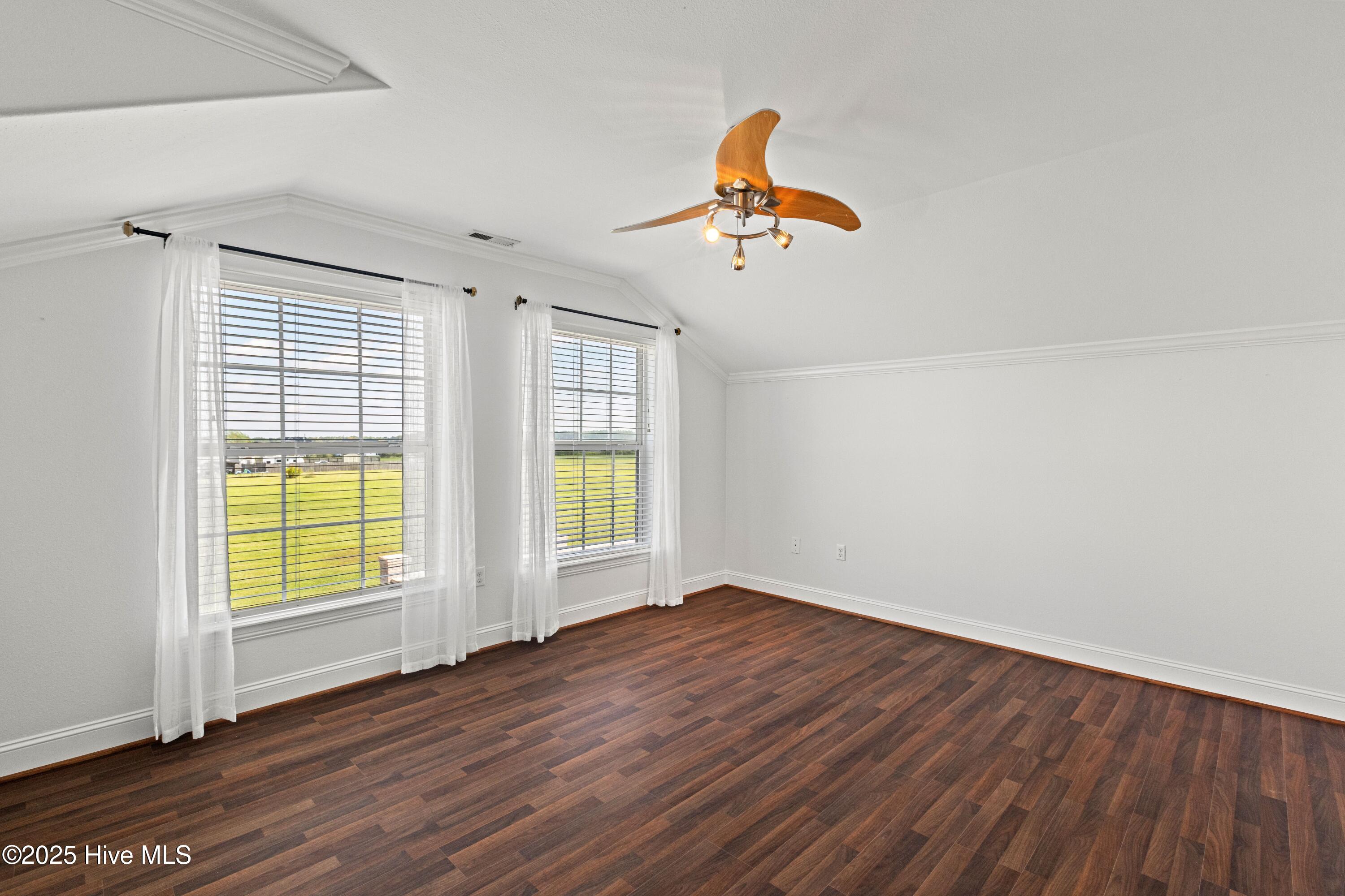 100532894 | Photo 35