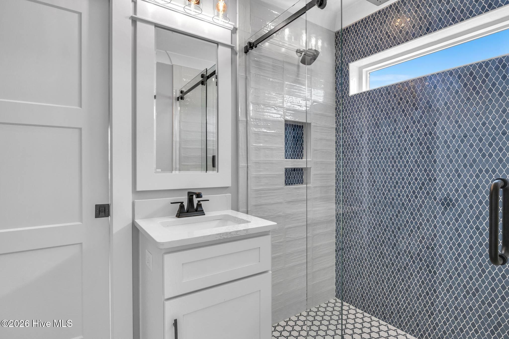 100558345 | Photo 30